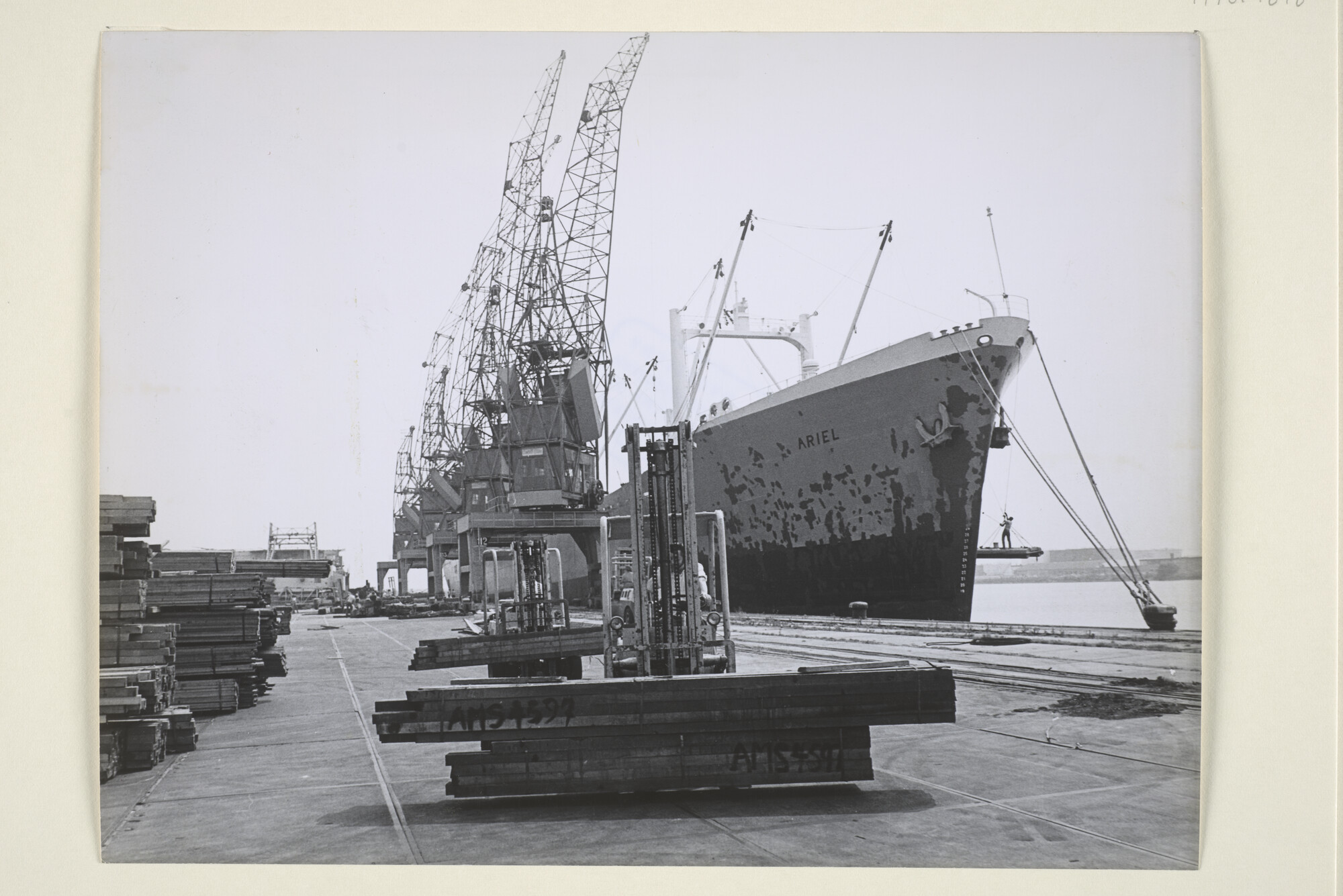 1998.1616; Het Liberiaanse vrachtschip ms. Ariel ligt afgemeerd in de Hornhaven [...]; foto