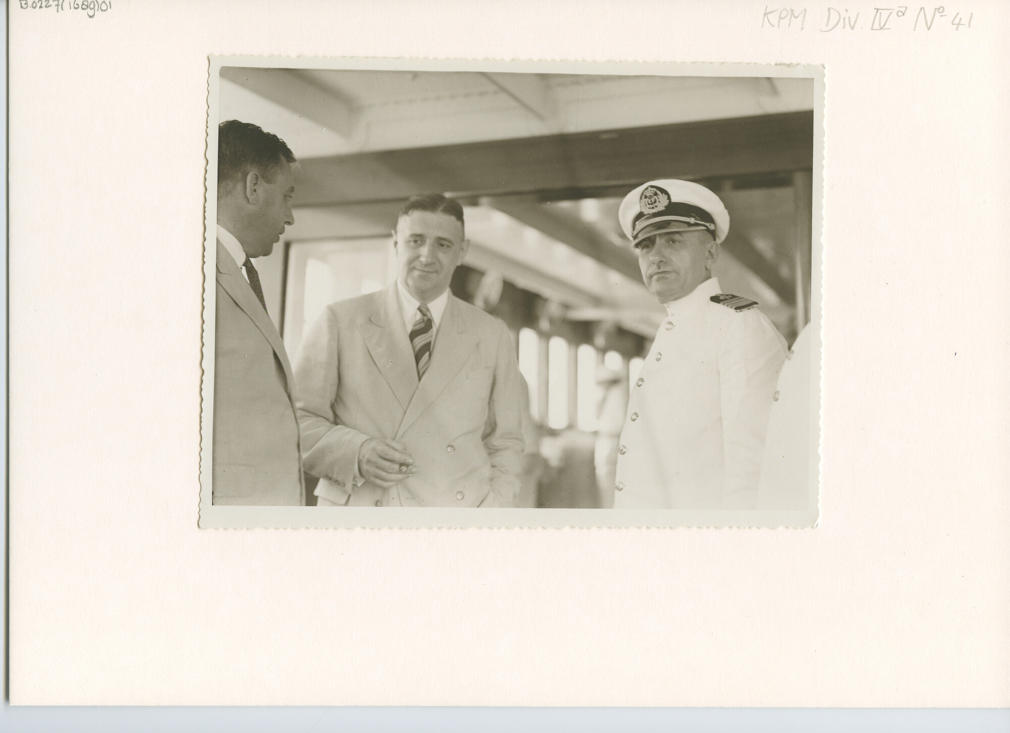 B.0227(1689)01; Foto van rondvaart van het personeel, vermoedelijk op het schip "Boissevain"; foto