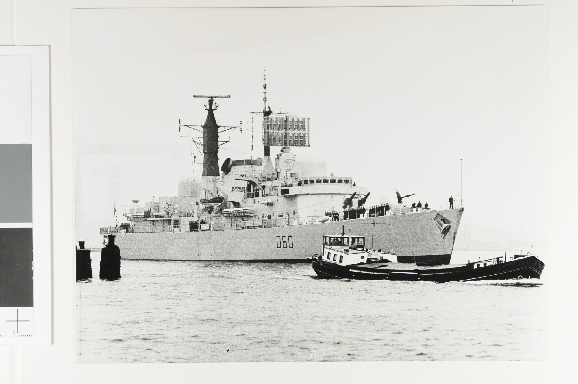 1992.1713; Het Britse onderzeebootjager HMS. 'Sheffield' (D 80); foto