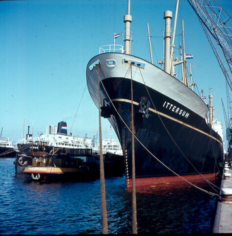 S.9100(1861); Dia van het vrachtschip ms. 'Ittersum' van de Stoomvaart Maatschappij 'Oostzee' afgemeerd in de Vlothaven te Amsterdam [...]; diapositief