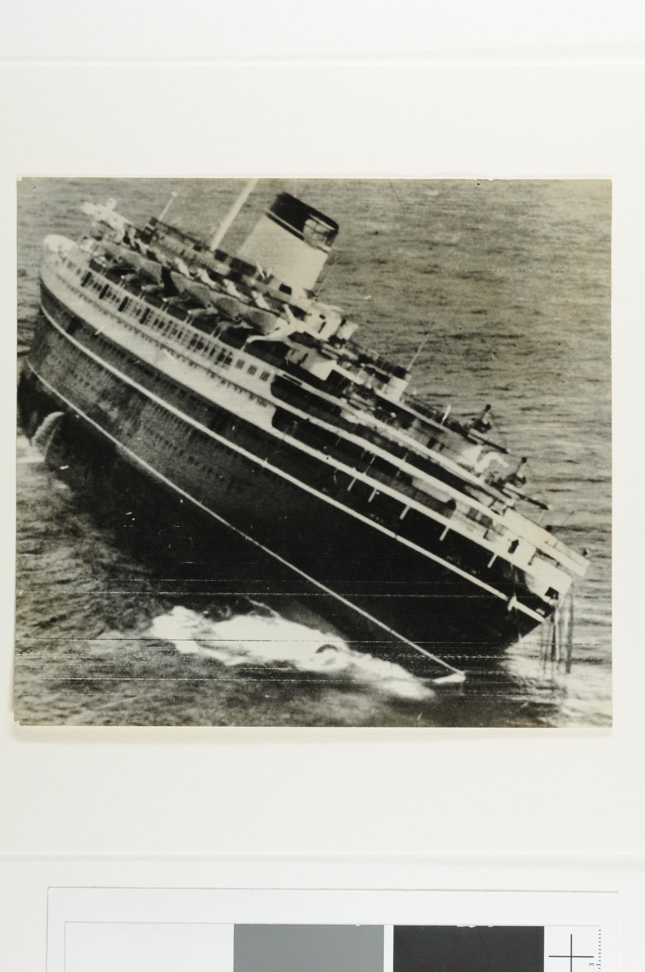 S.6408(0859); Het verlaten en slagzij makende Italiaanse passagiersschip Andrea Doria na [...]; foto