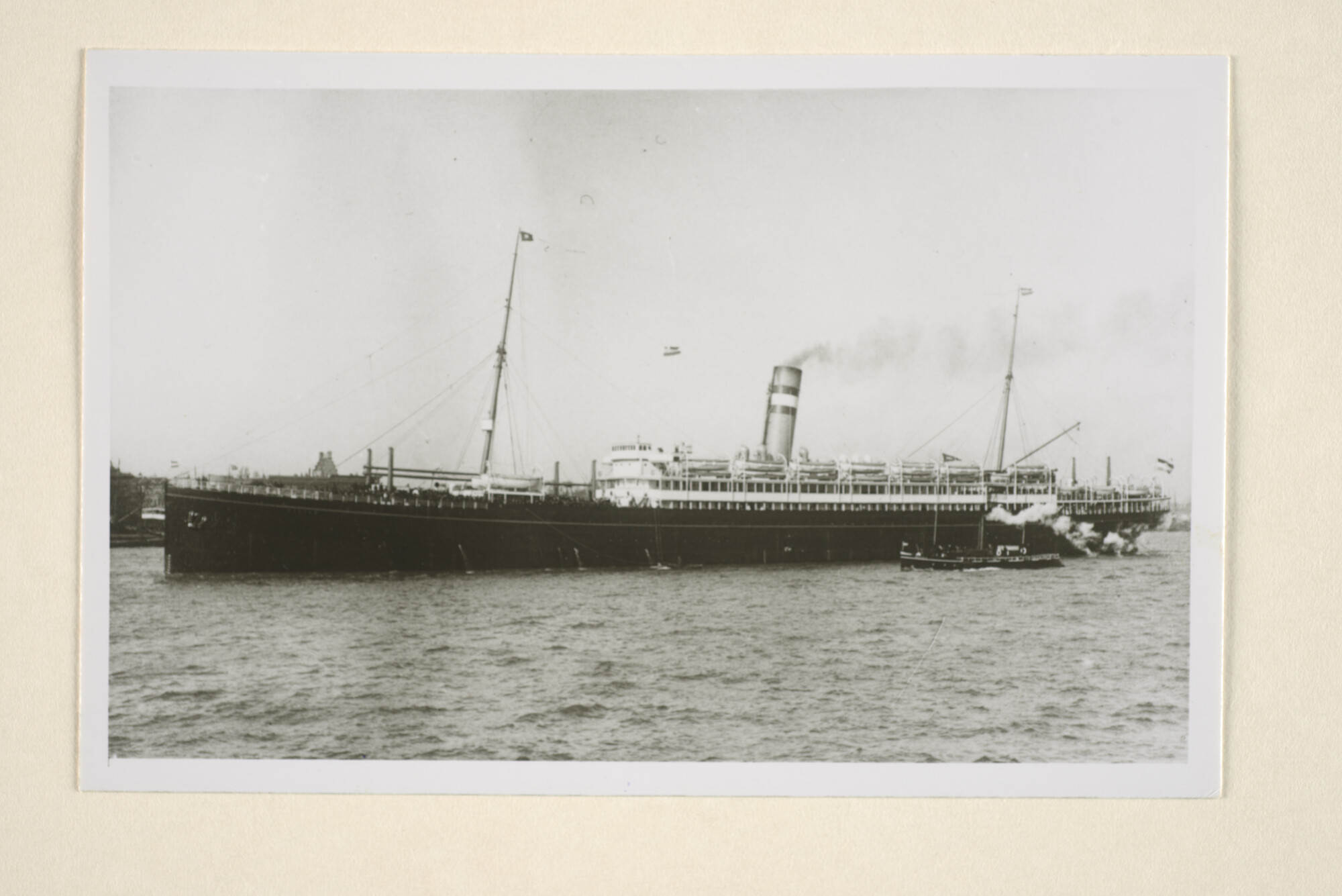 1995.5859; Het passagiersschip ss. 'Rijndam' van de Holland-Amerika Lijn, vermoedelijk gezien bij het vertrek uit Rotterdam; foto