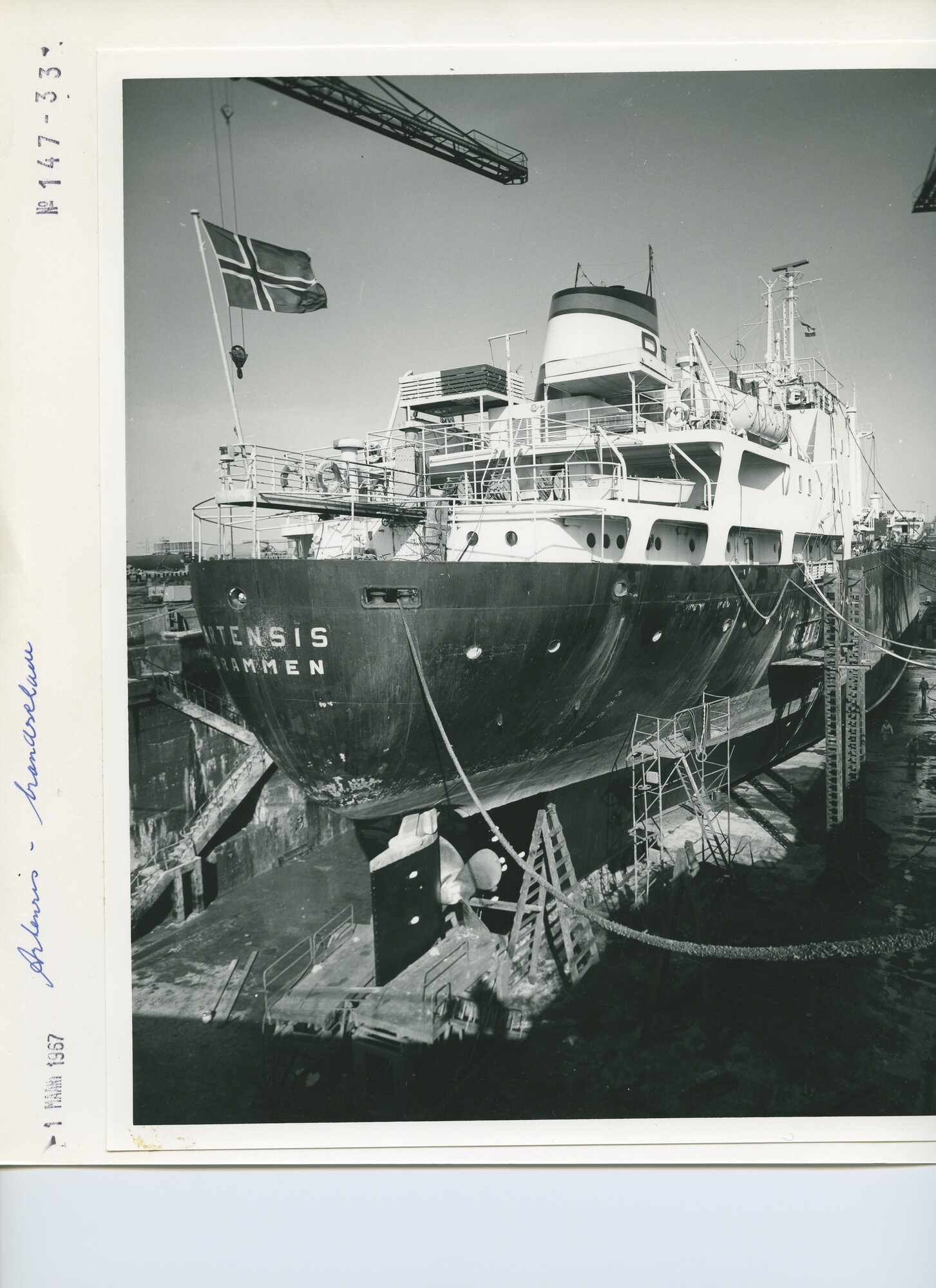 S.5444(4700)3; Foto van de vrachtschip ss. Artemis in dok bij de NDSM; foto