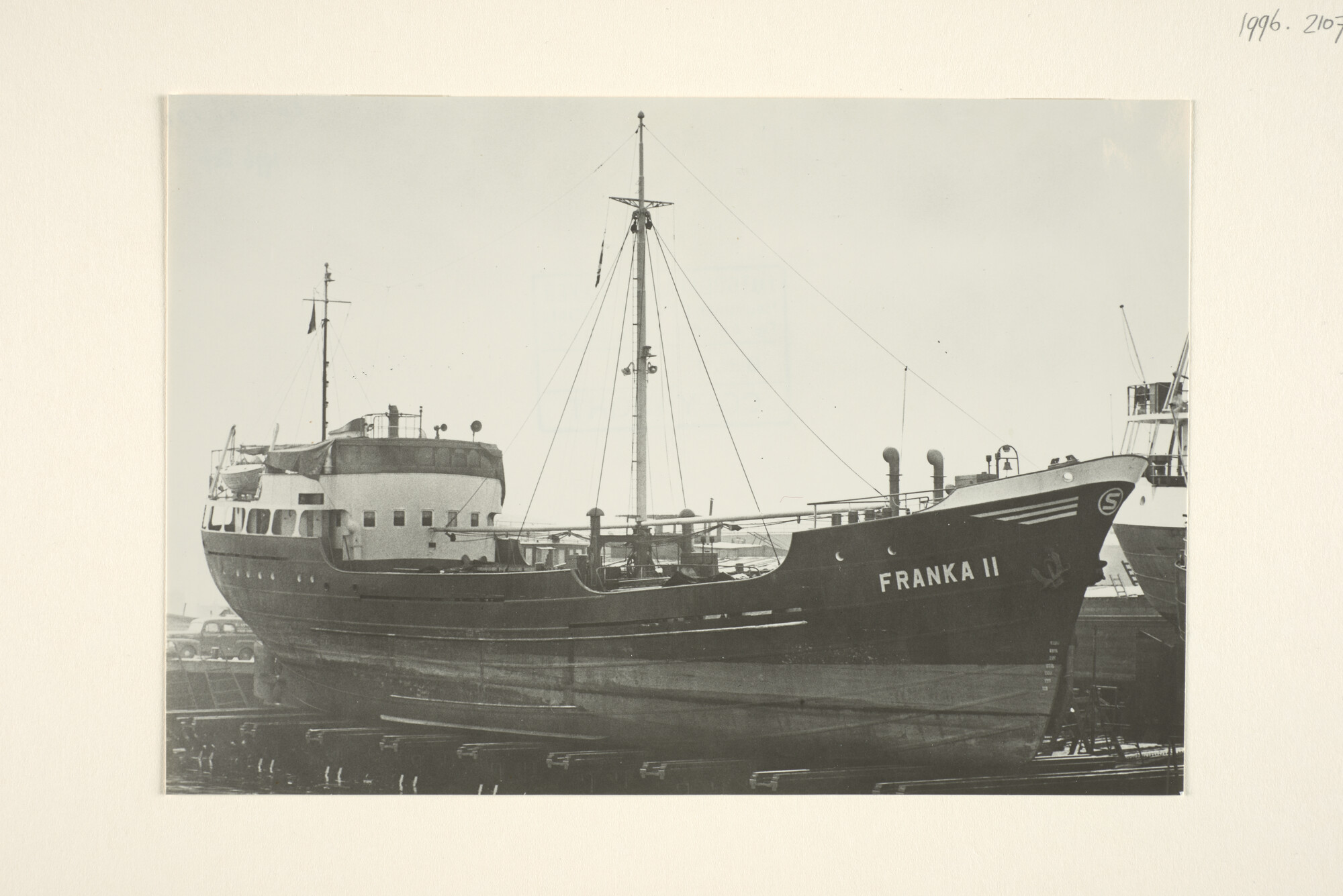 1996.2107; De coaster ms. Franka II van L. Stienstra te Schiedam ligt (vermoedelijk) [...]; foto