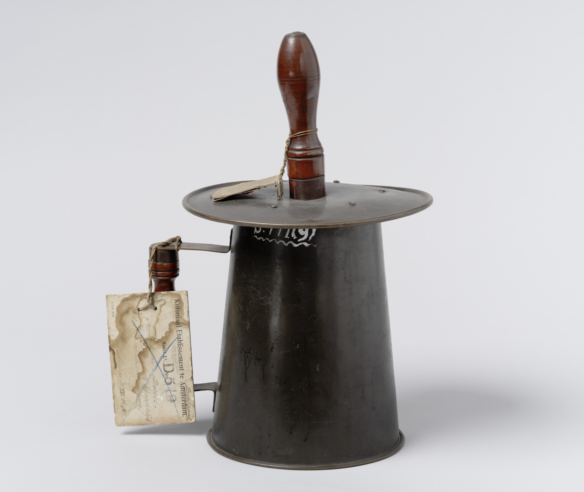 S.0771(10); Stakelpot met houten handgreep en deksel; stakelpot