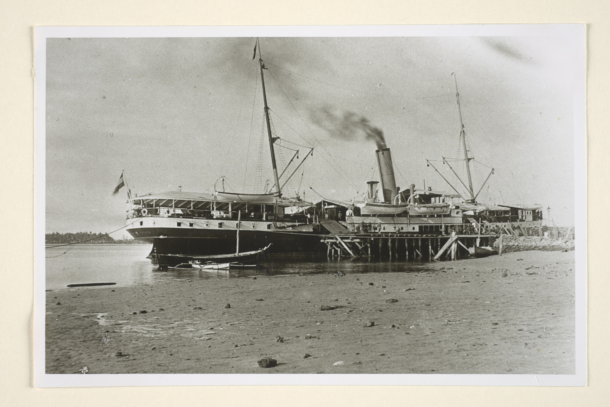 1994.7221; Het mailschip ss. 'Coen' gemeerd aan de steiger te Benoa, omstreeks 1910; foto