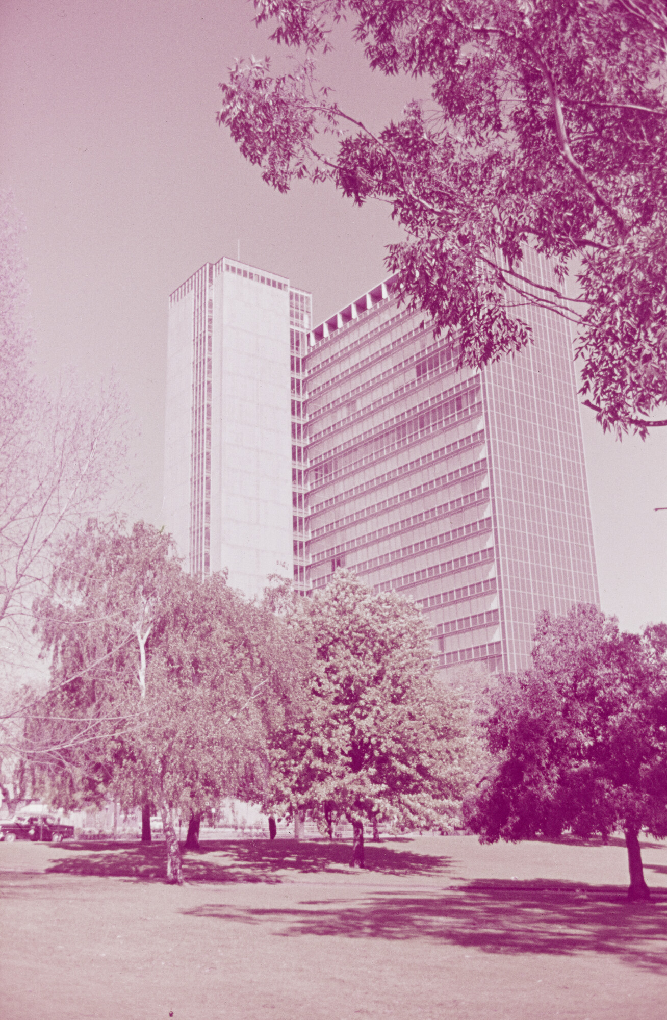 2015.1208; Dia van een groot flatgebouw, vermoedelijk een hotel, in Panama; negatief