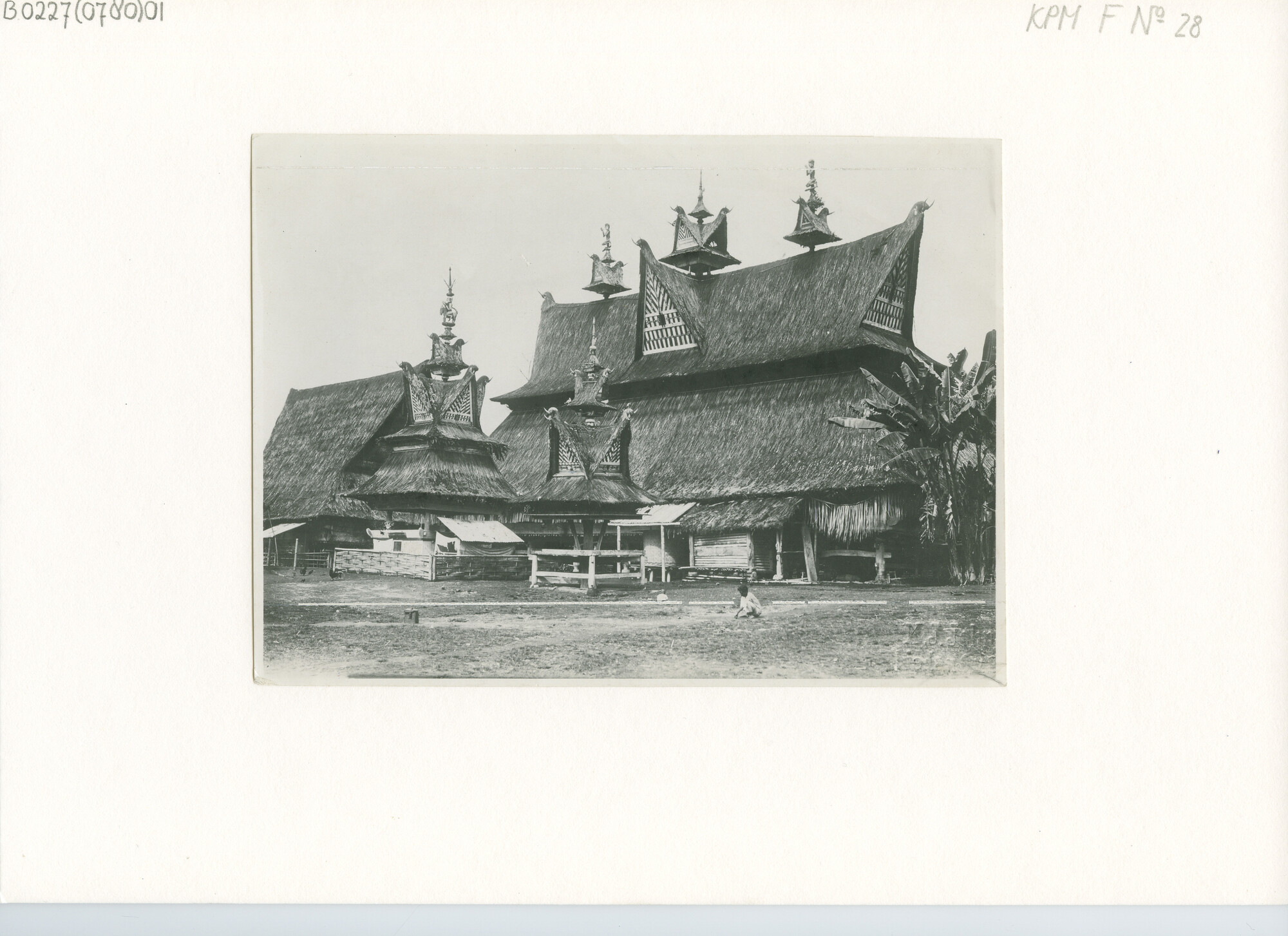 B.0227(0780)01; Foto van Batakhuizen in Kabandjahe (Oostkust Sumatra); foto