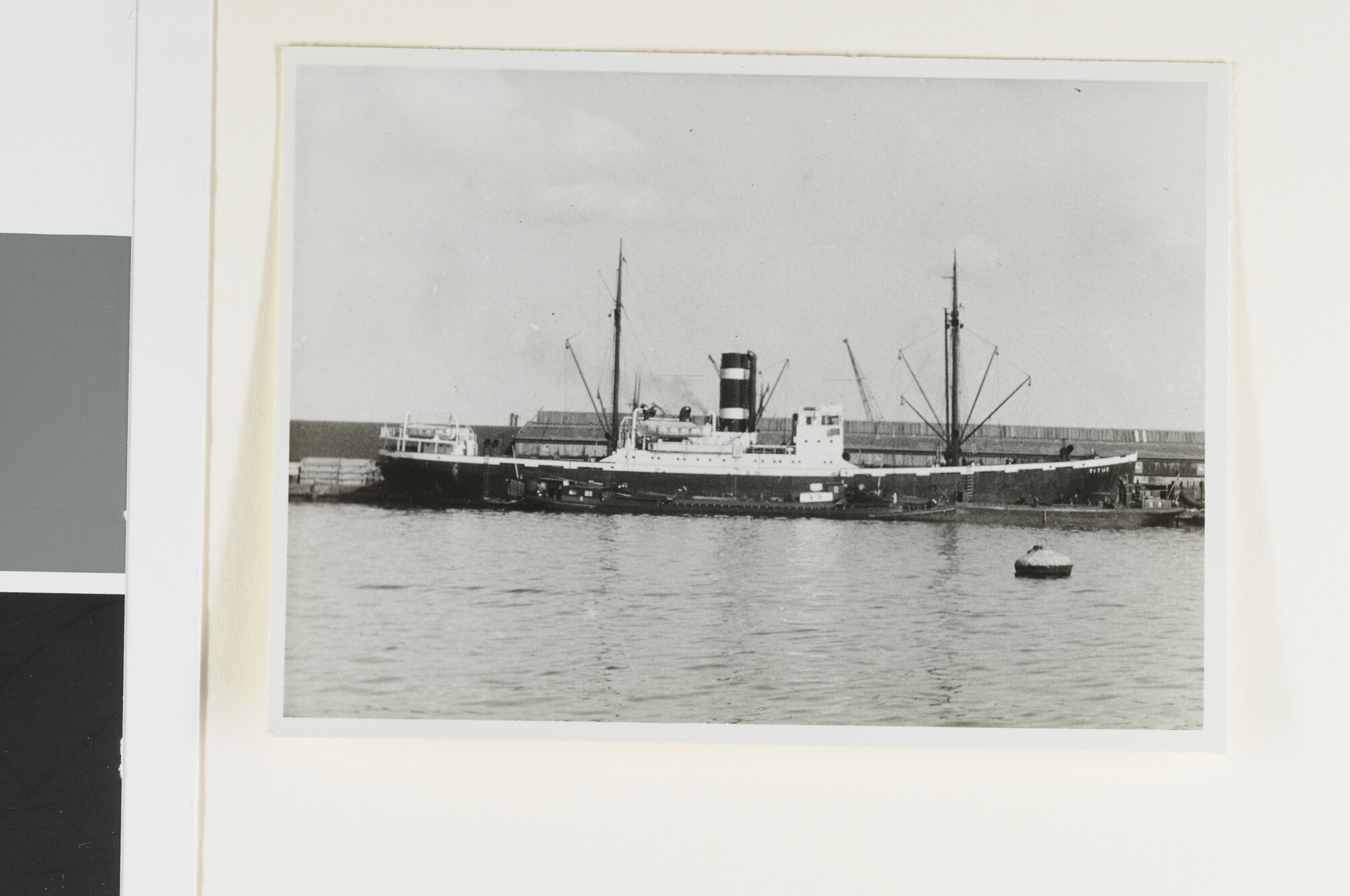 S.4380(04)568; Het vrachtschip ss. 'Titus' van de KNSM ligt afgemeerd aan de kade in de haven van Amsterdam; foto