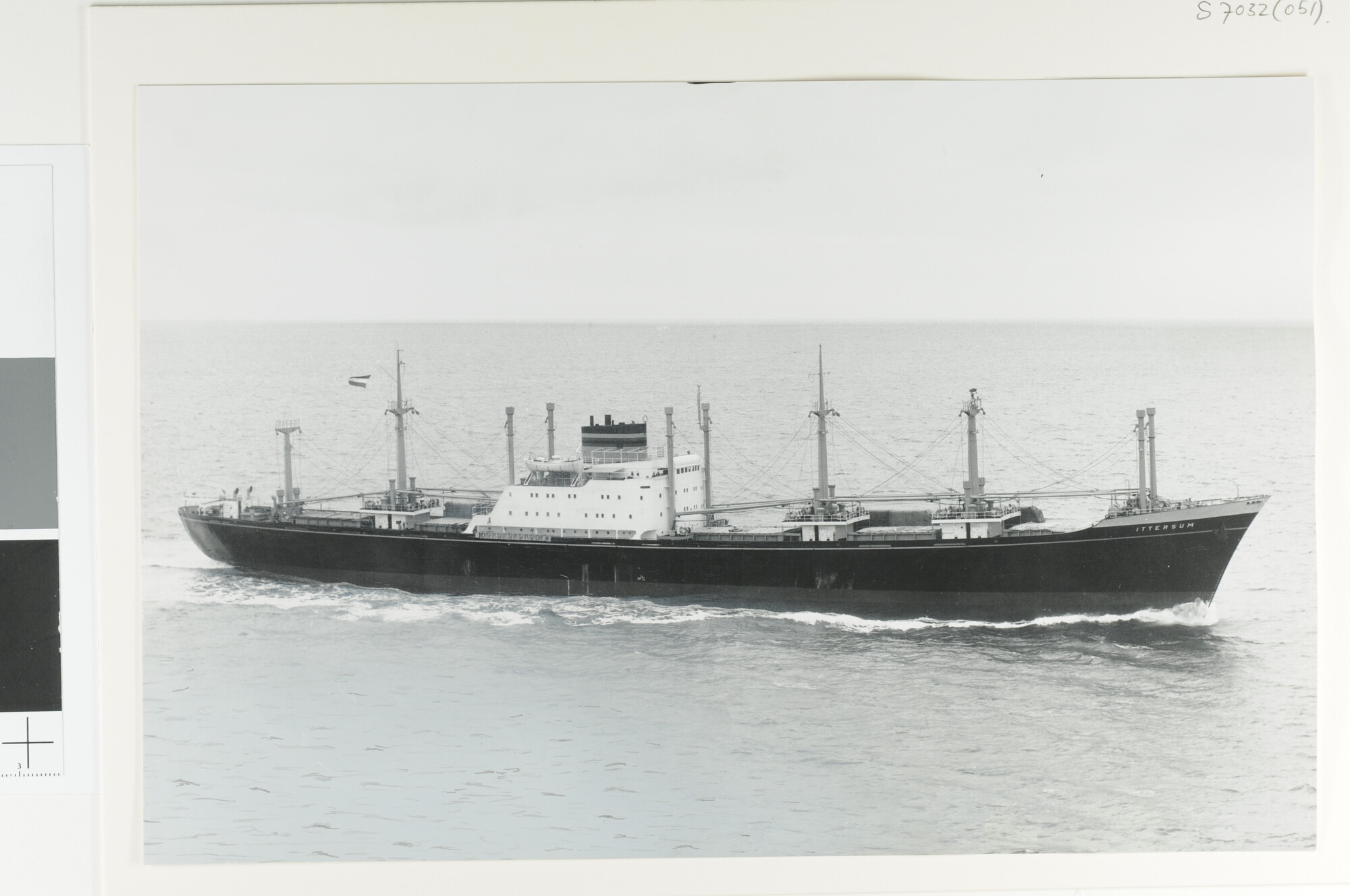 S.7032(051); Luchtfoto van het vrachtschip ms. 'Ittersum' van de NV; foto