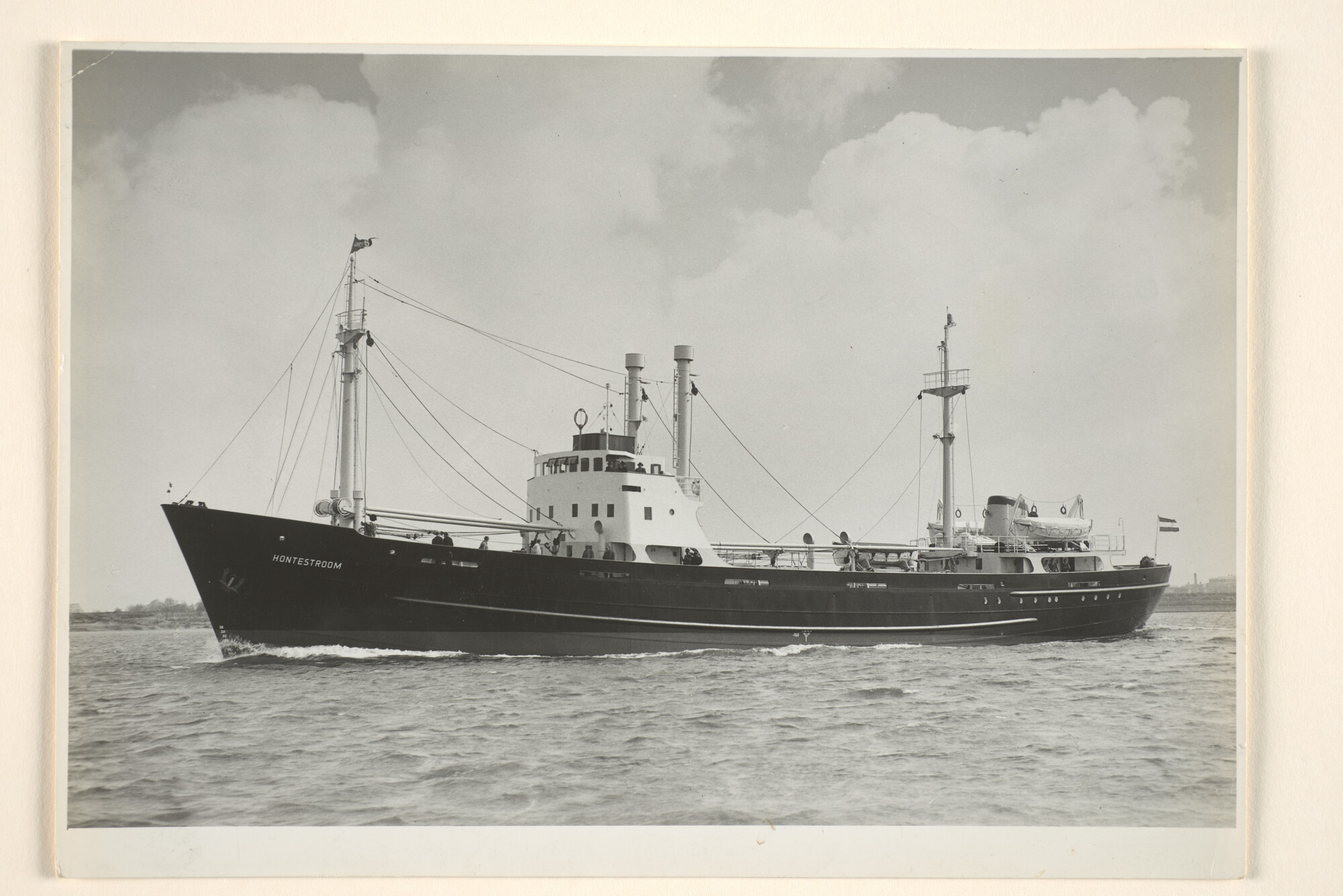 1995.6320; Het vrachtschip ms. Hontestroom van de Hollandsche Stoomboot Maatschappij [...]; foto