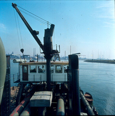 S.9100(5081); Dia van de zandzuiger 'Sloterdijk' te IJmuiden; diapositief