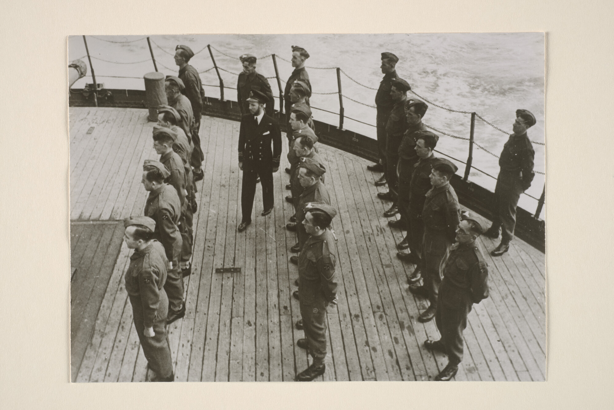 1996.3972; Het zondag-ochtend-appel van de Britse 'gunners' op het achterdek van het ss. 'Nieuw Amsterdam' van de Holland-Amerika Lijn, februari 1941; foto