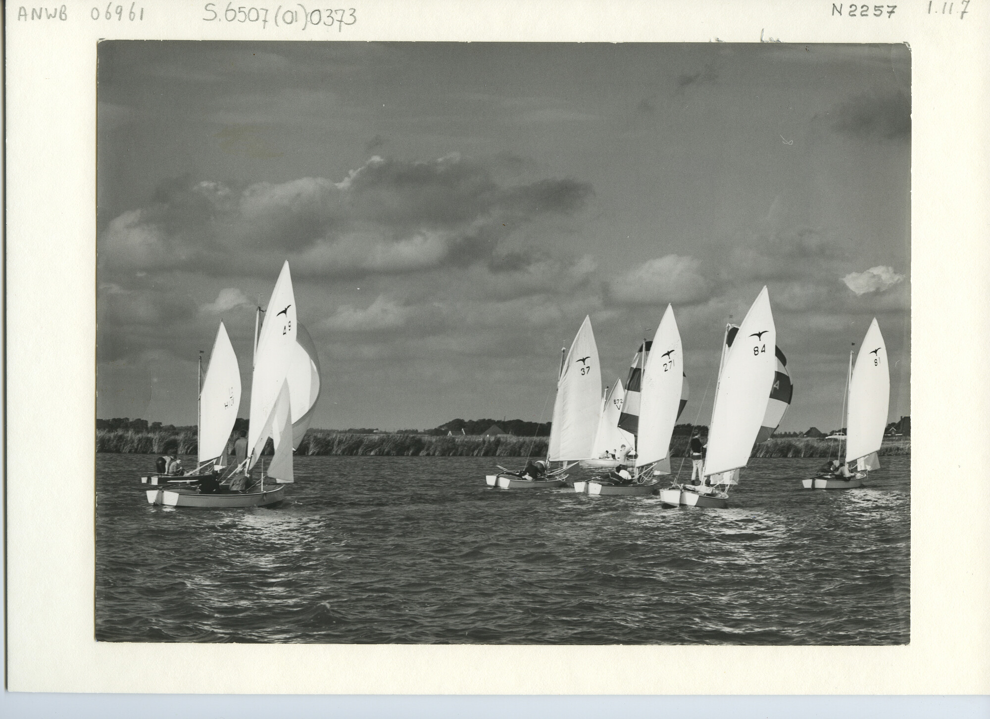 S.6507(01)0373; Foto van de Valkenklasse voor de wind op het Alkmaardermeer; foto