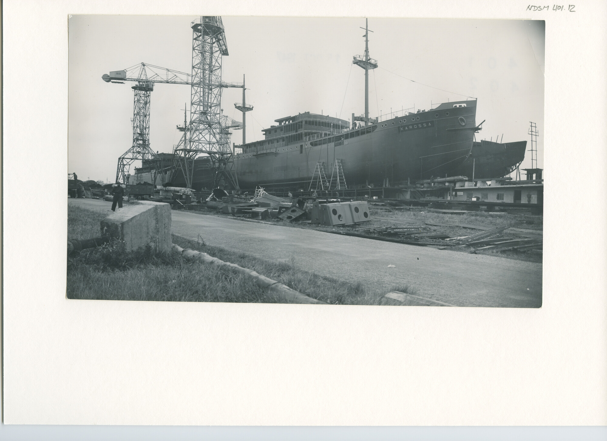 S.5444(1653); Foto van het vracht-passagiersschip ms. Karossa in aanbouw bij de NDSM; foto