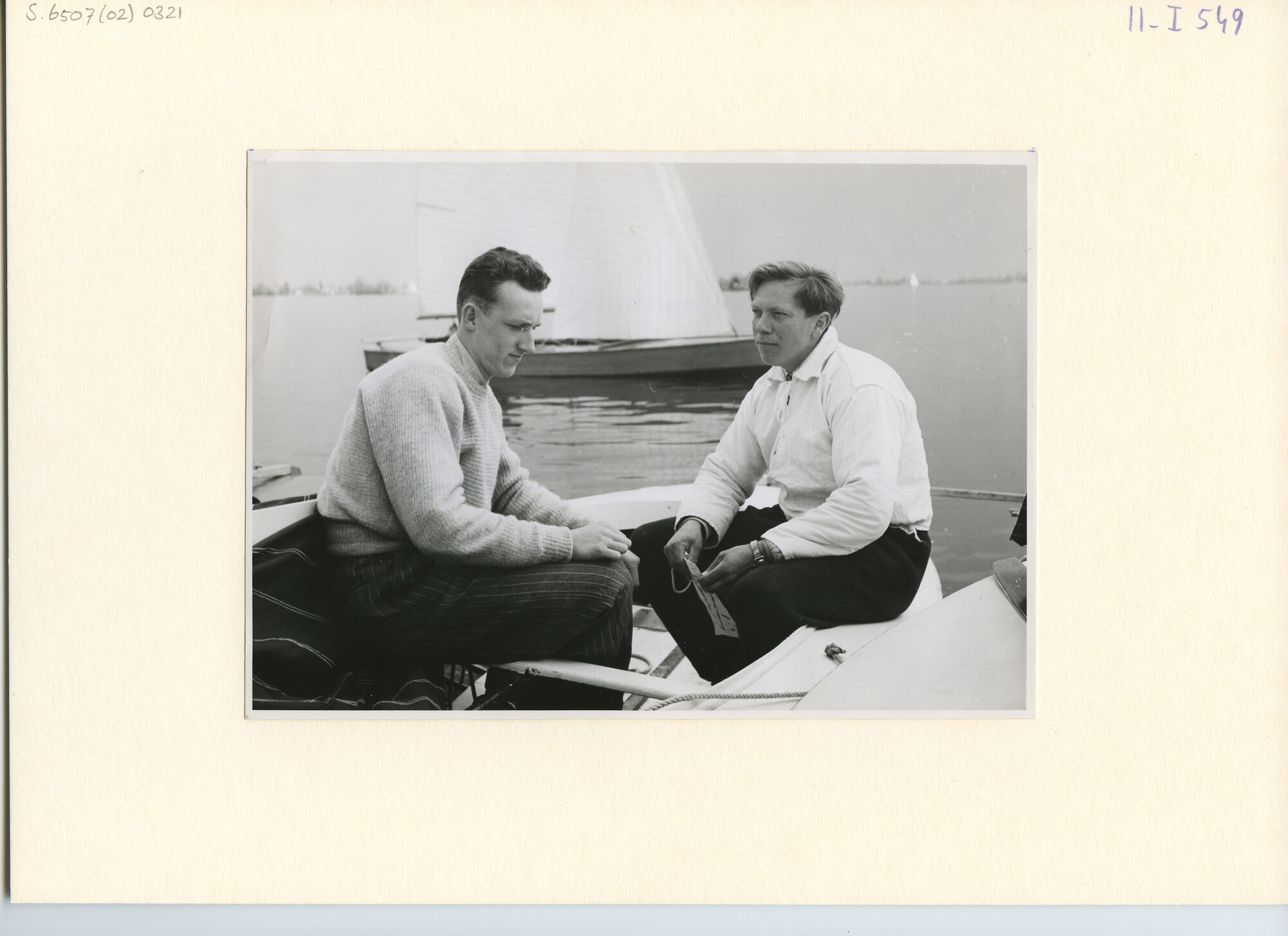 S.6507(02)0321.02; Zwart-wit foto van gesprek tussen Paul Elvström (rechts) en B. Schwarz tijdens de Goudse Zeilweek 1966; foto