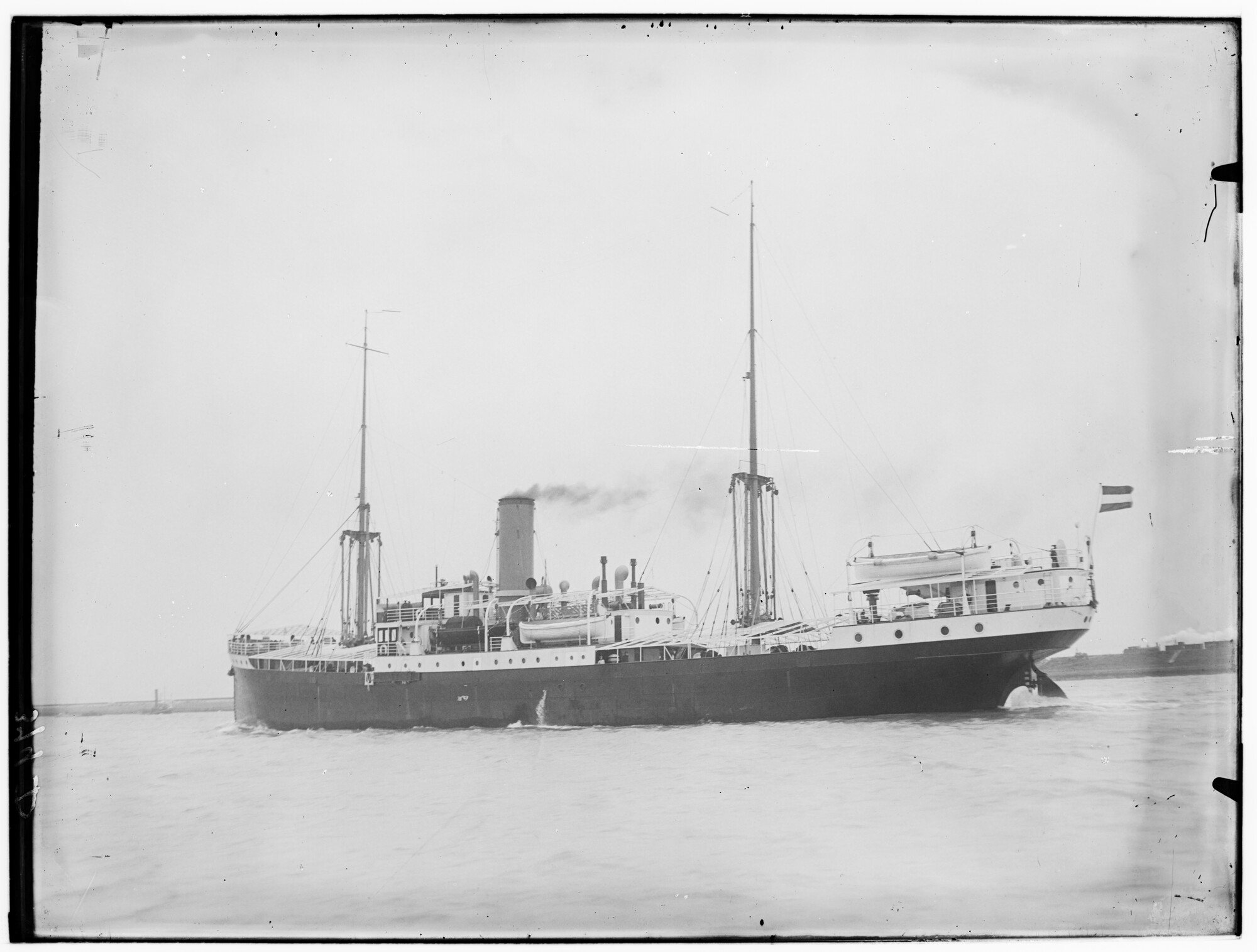 2018.1628; Glasnegatief van het vrachtschip Sinabang (Nederlands, 1927); glasnegatief