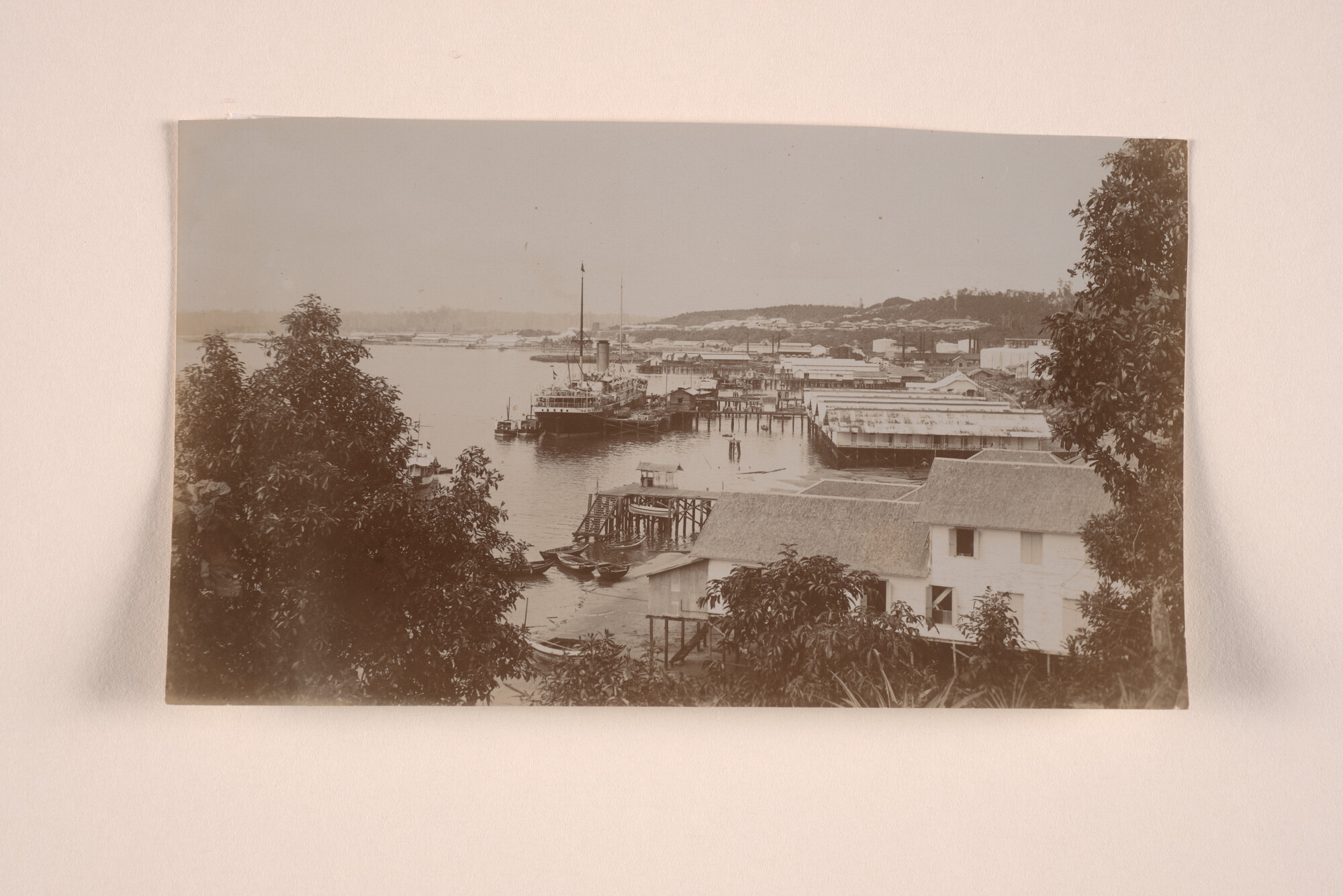 1994.1819; De baai van Balikpapan met haven (Borneo), aan een steiger ligt het ss. 'Van Cloon' van de KPM; foto