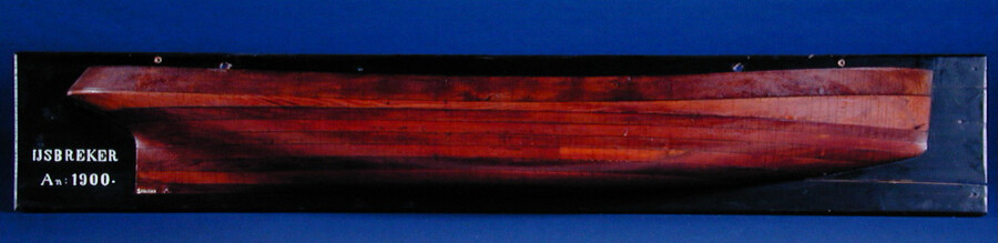 S.1156(01)37; Halfmodel van de ijsbreker Christiaan Brunings; scheepsmodel