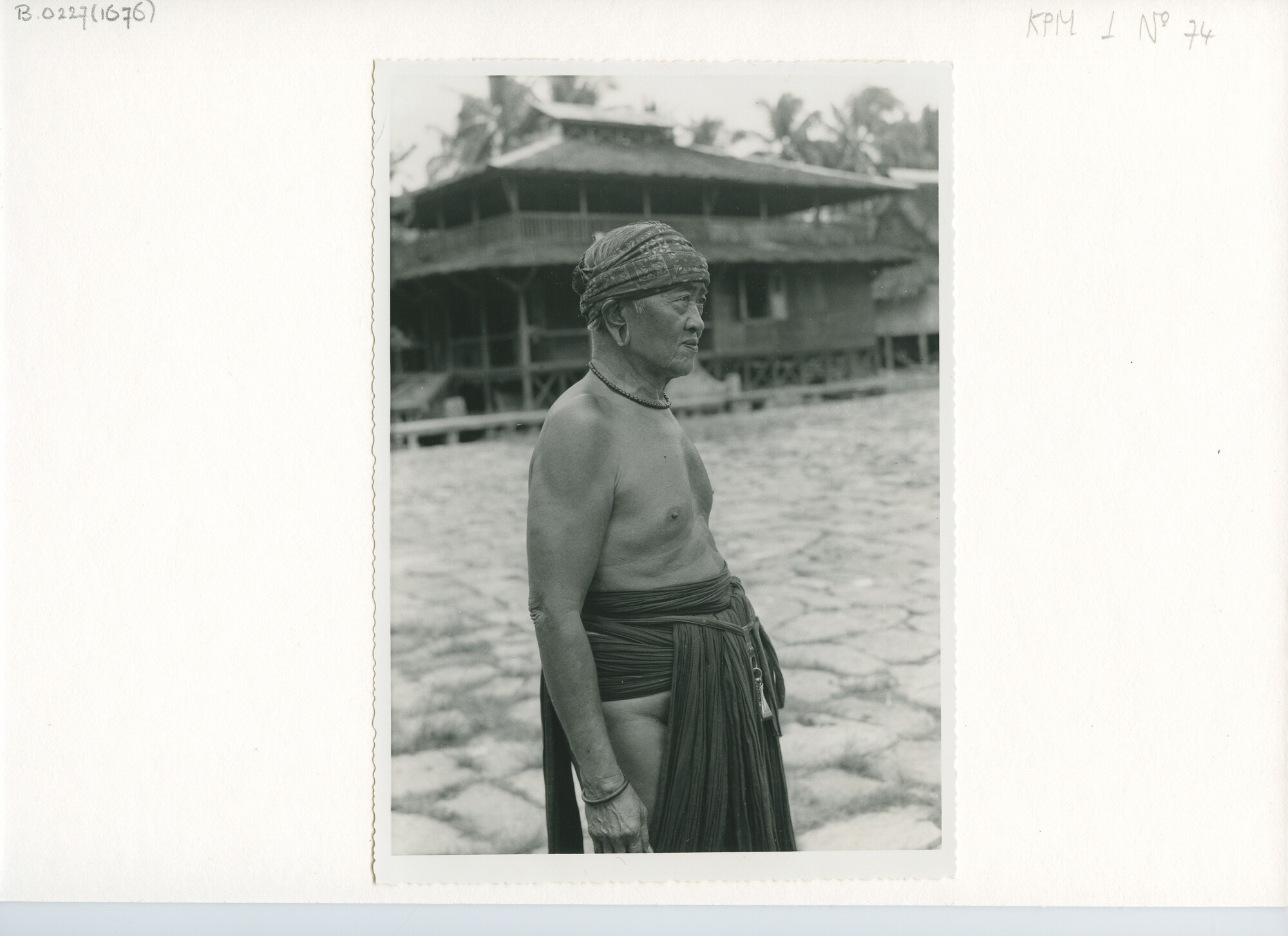 B.0227(1676); Foto van chief van Bawamataluo (Nias); foto