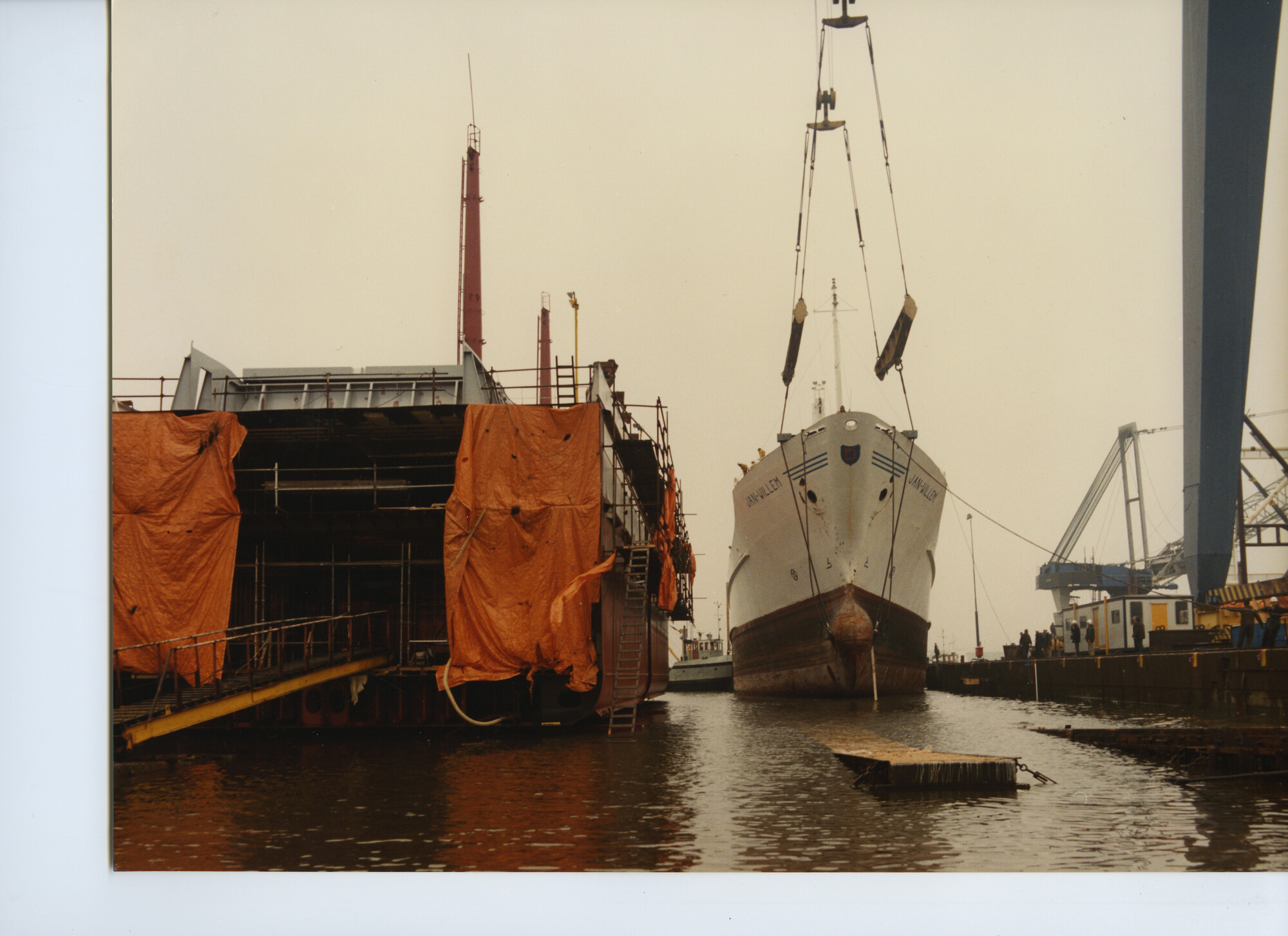 S.5444(00010)03; Foto van de plaatsing van een tussensectie bij het koelschip ms. 'Jan Willem'; foto