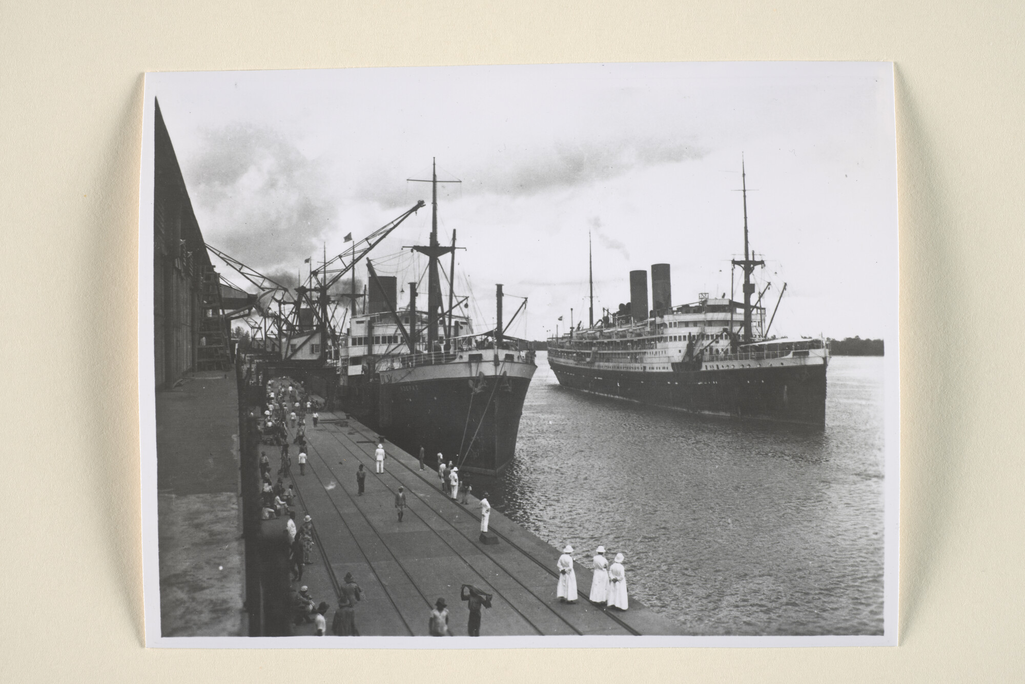 1995.5119; De aankomst van het mailschip ss. 'Jan Pietersz Coen' te Belawan; foto