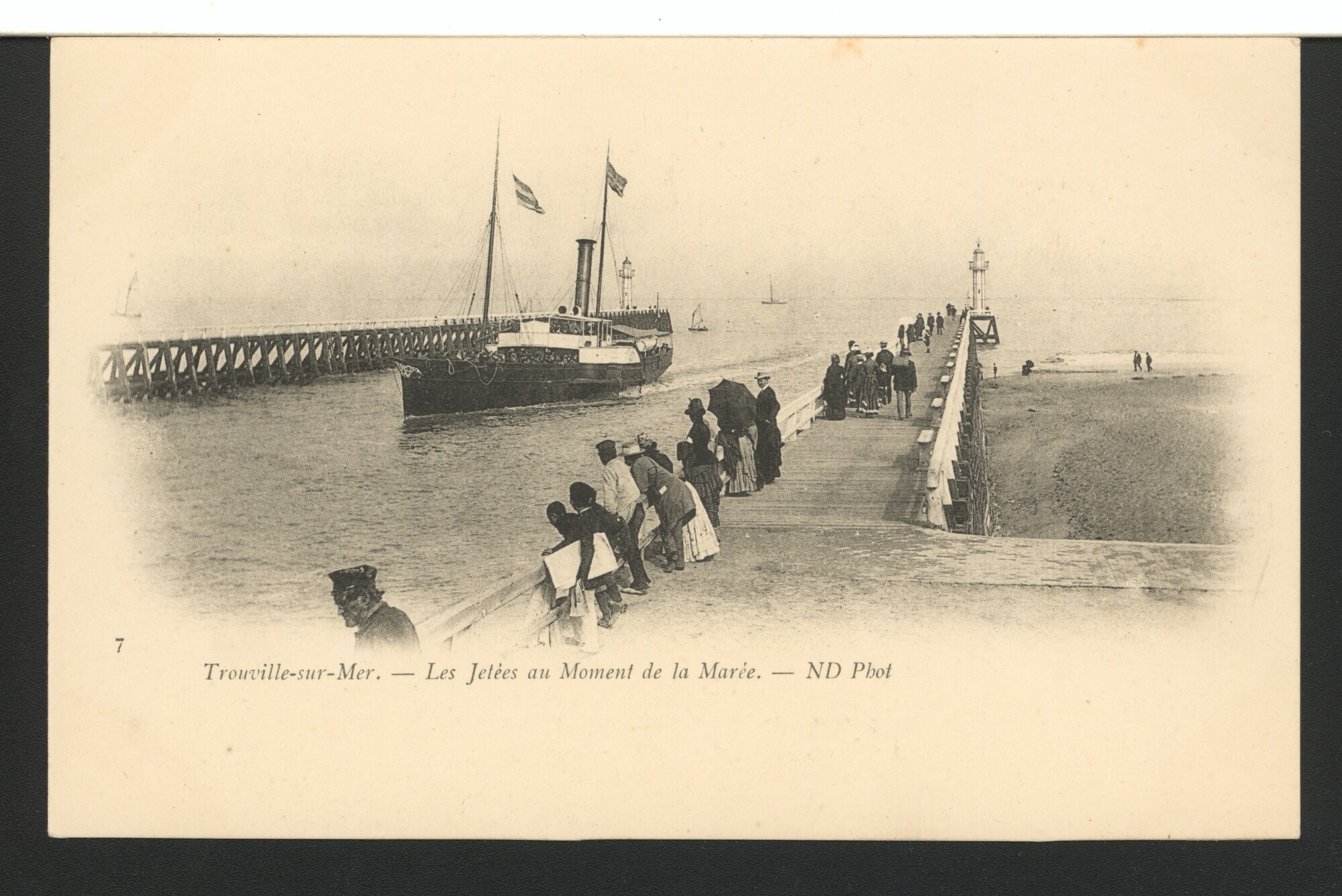 1994.2003; Trouville-sur-Mer - Les Jetées au Moment de la Marée. Publiek bekijkt het [...]; prentbriefkaart