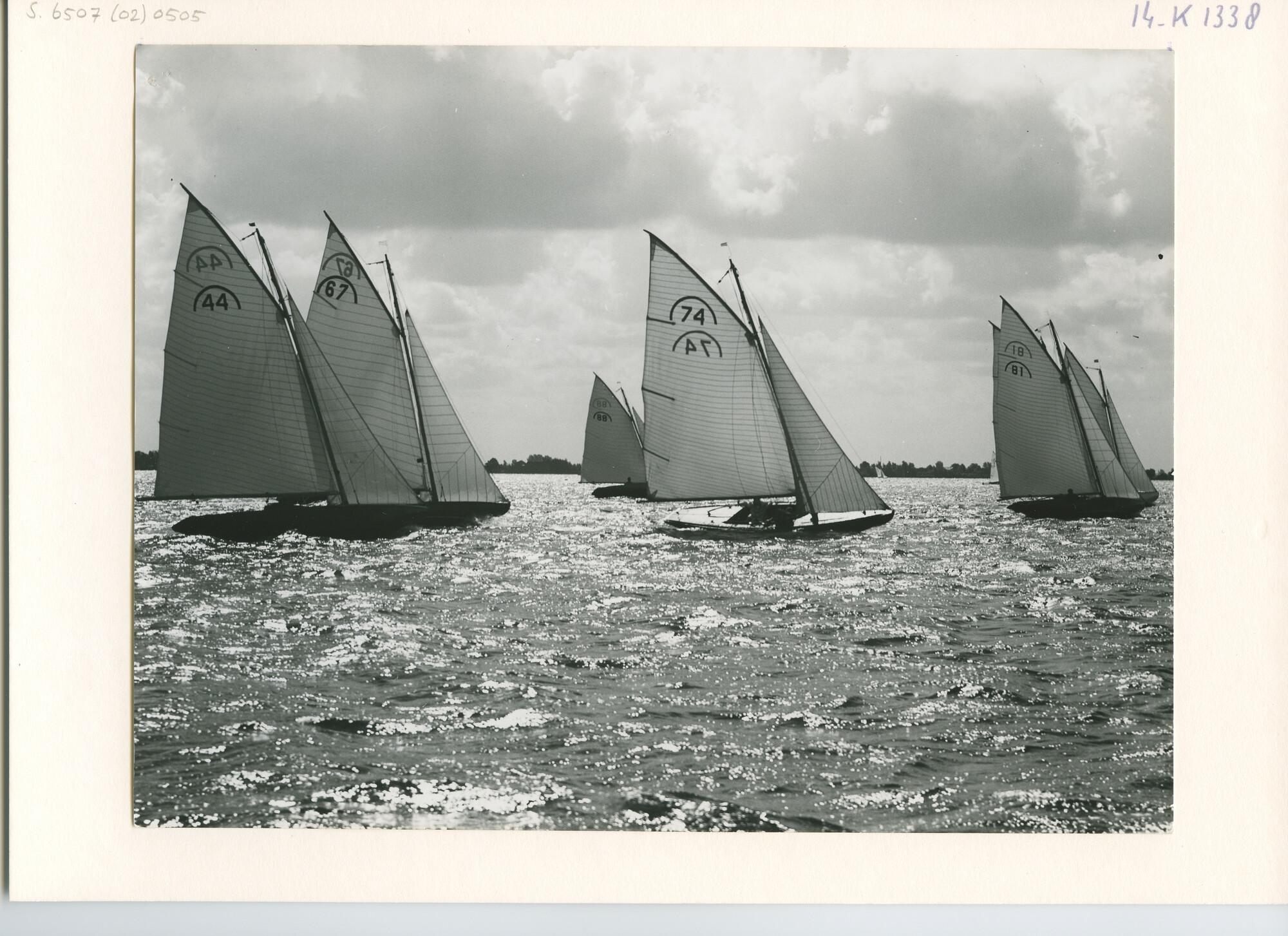 S.6507(02)0505.03; Zwart-wit foto van de Regenboogklasse op het Braassemermeer; foto