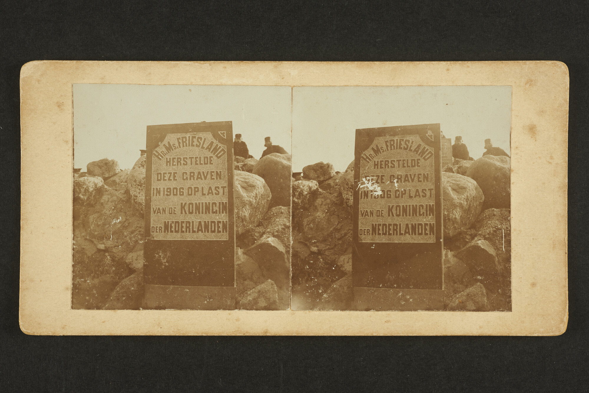 RS.0713(35); Gedenksteen op het Hollandsche Kerkhof op Smeerenburg, geplaatst na het hersellen van de graven; foto