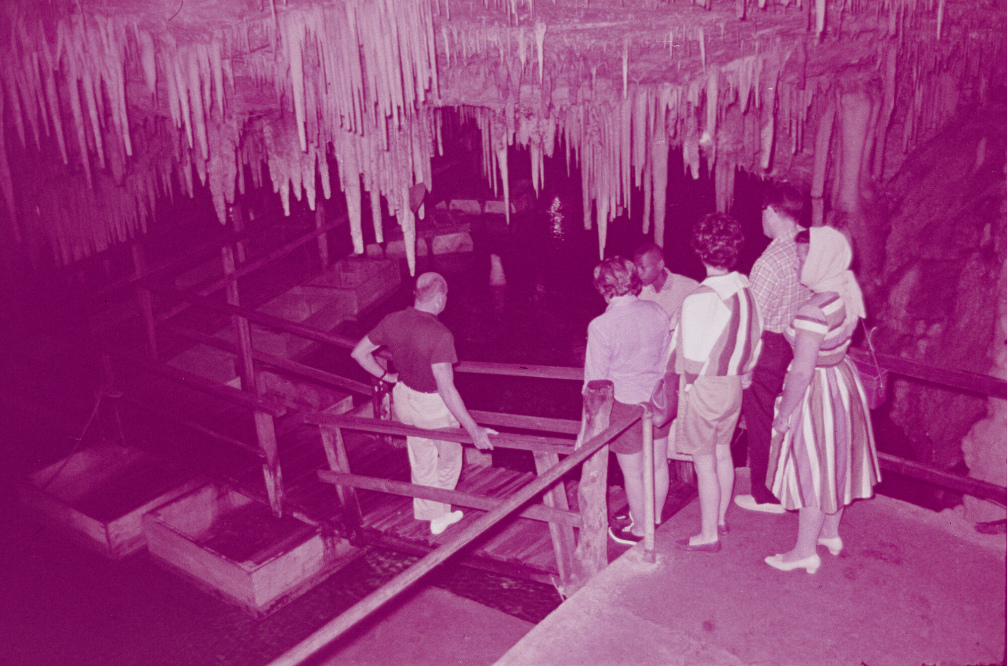 2015.0798; Dia van bezoekers in de Crystal Caves op Bermuda; diapositief