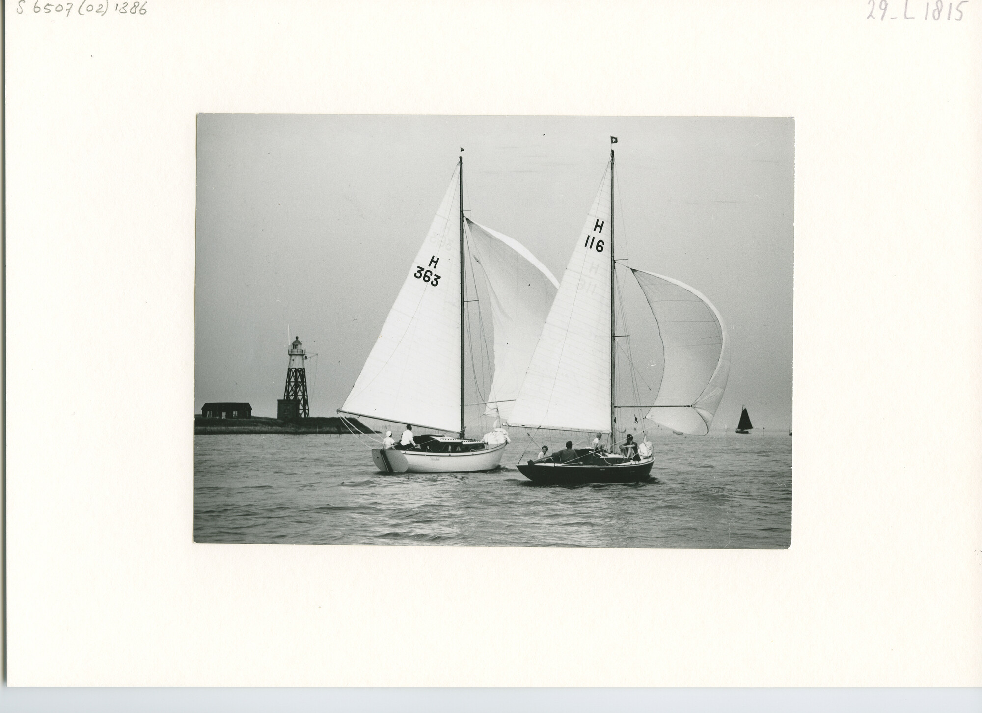 S.6507(02)1386.01; Zwart-wit foto van voordewind zeilende jachten bij de IJ-vuurtoren tijdens de Trintelrace; foto