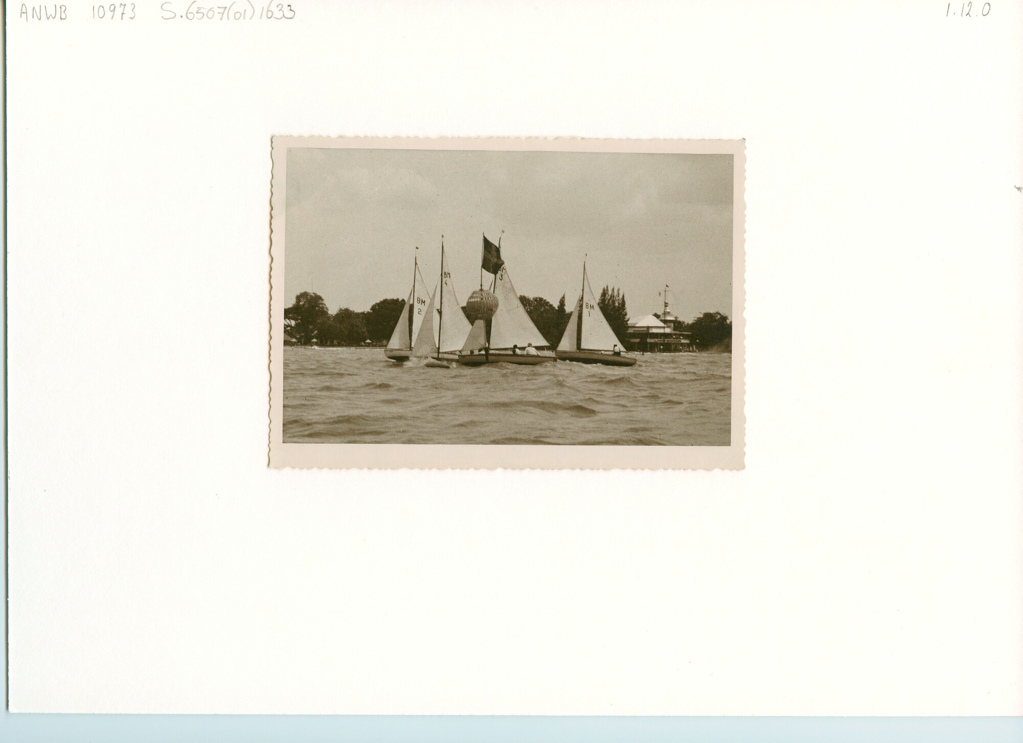 S.6507(01)1633; Foto start van de B.M. klasse.; foto