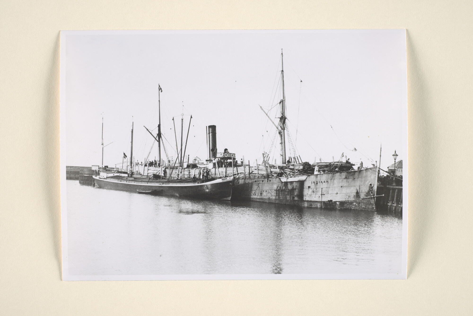 1995.5192; Het vrachtschip ss. Indiaan van de Rotterdamsche Lloyd afgemeerd in een haven; foto