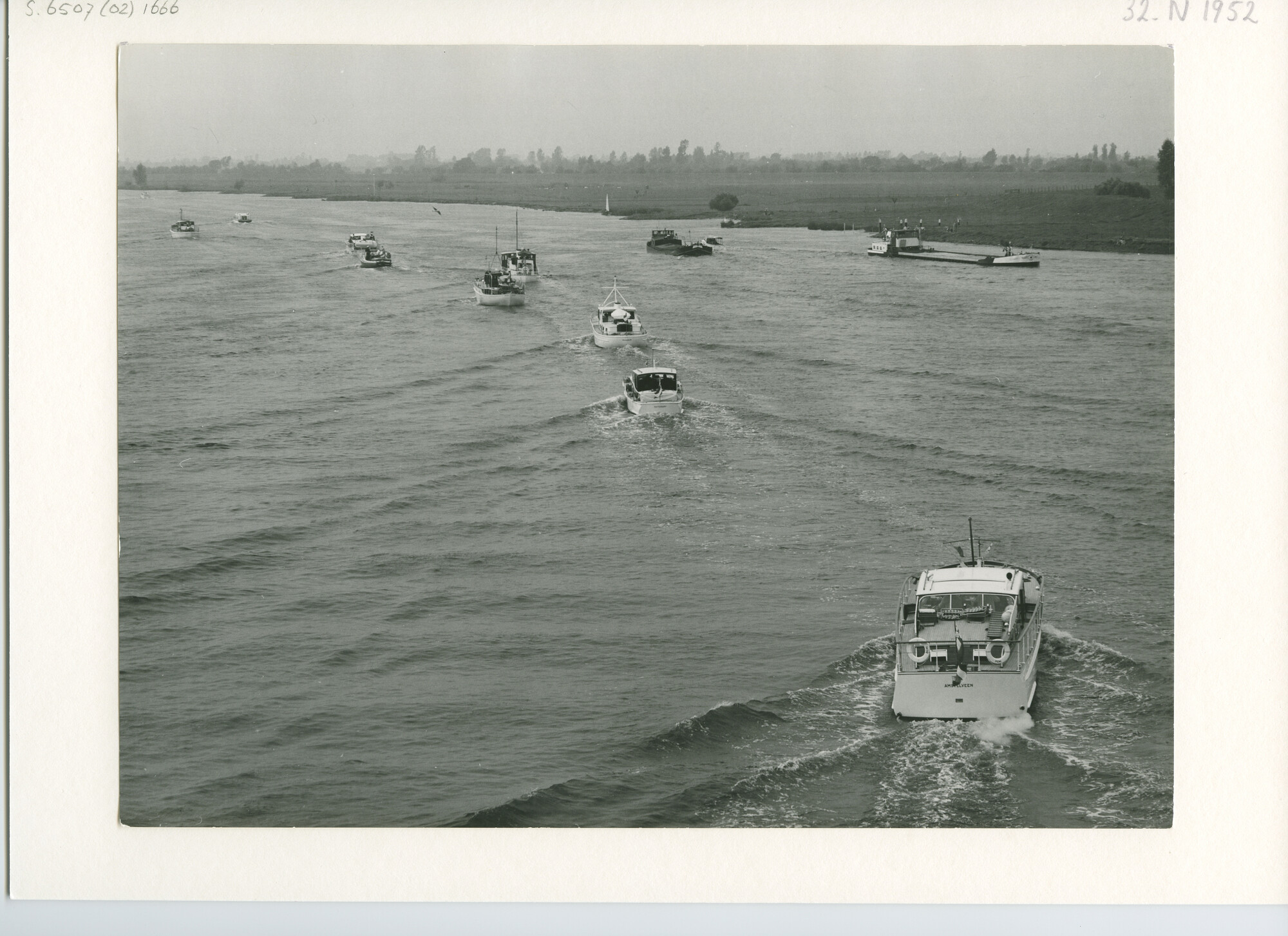 S.6507(02)1666.02; Zwart-wit foto van de deelnemers aan de Pavillon d'Or 1960 op de Gelderse IJssel nabij Zwolle; foto