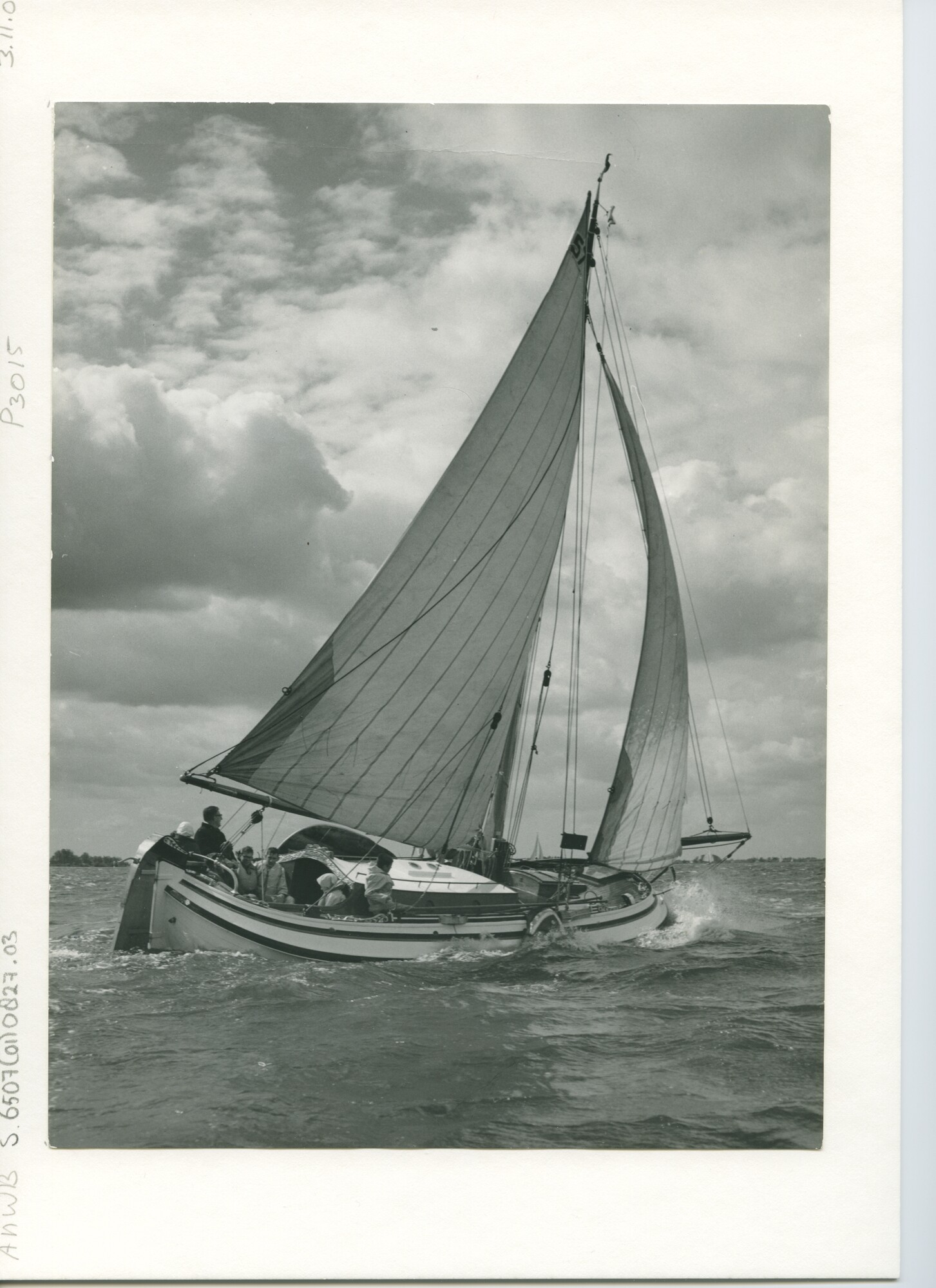 S.6507(01)0827.03; Foto van een wedstrijd voor ronde- en platbodemjachten op de Westeinderplassen; foto