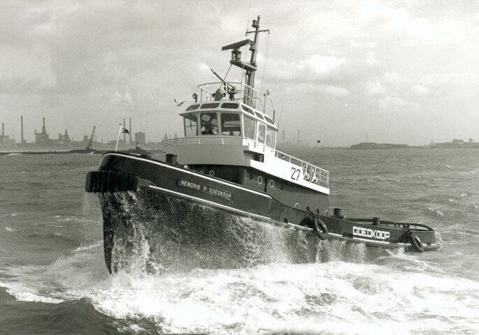 2001.1674; De sleepboot Hendrik P. Goedkoop (27) van Reederij v/h Gebroeders Goedkoop [...]; foto