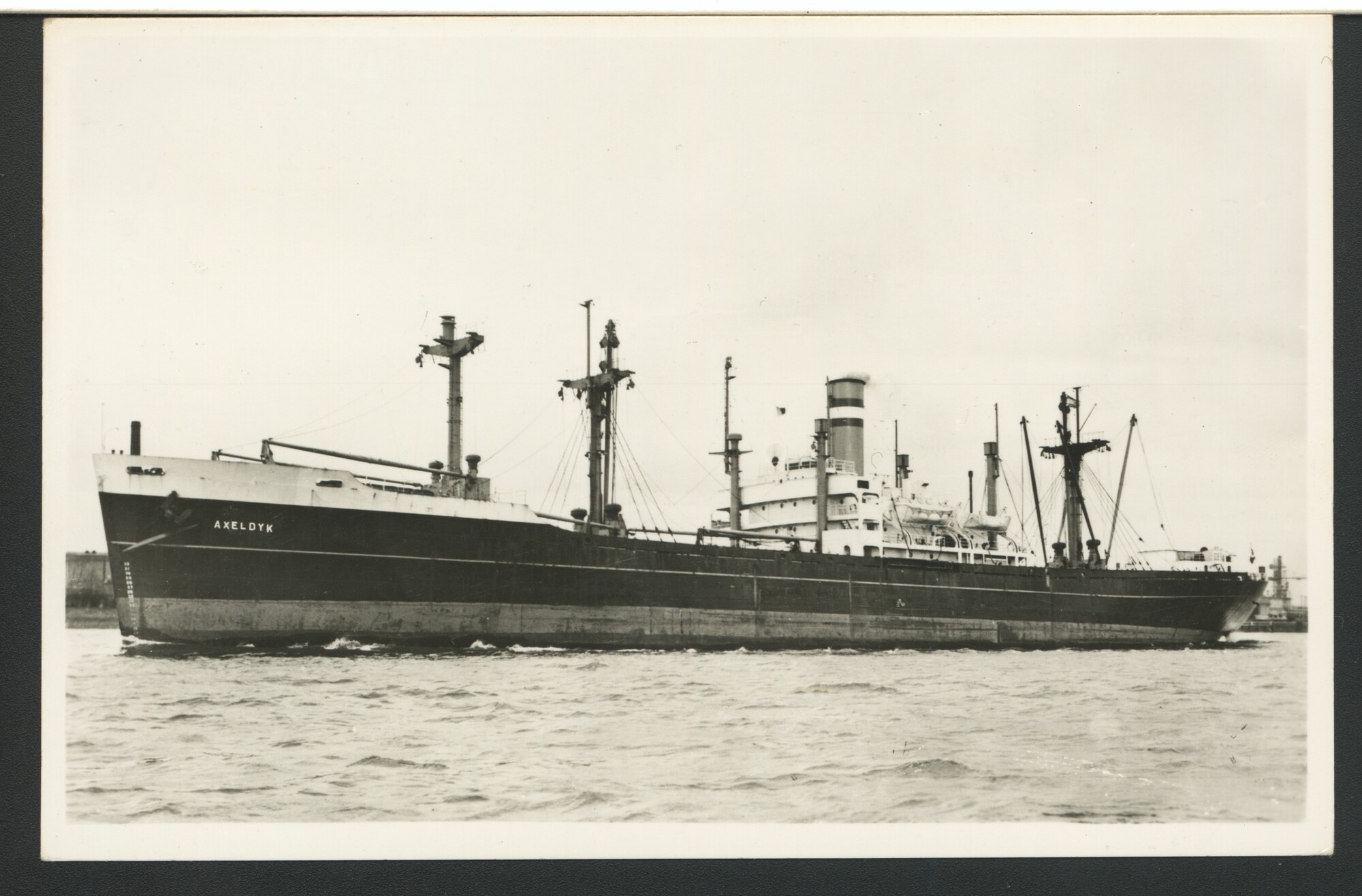 A.4509(056); Het victoryschip ss. 'Axeldijk' van de Holland-Amerika Lijn; prentbriefkaart