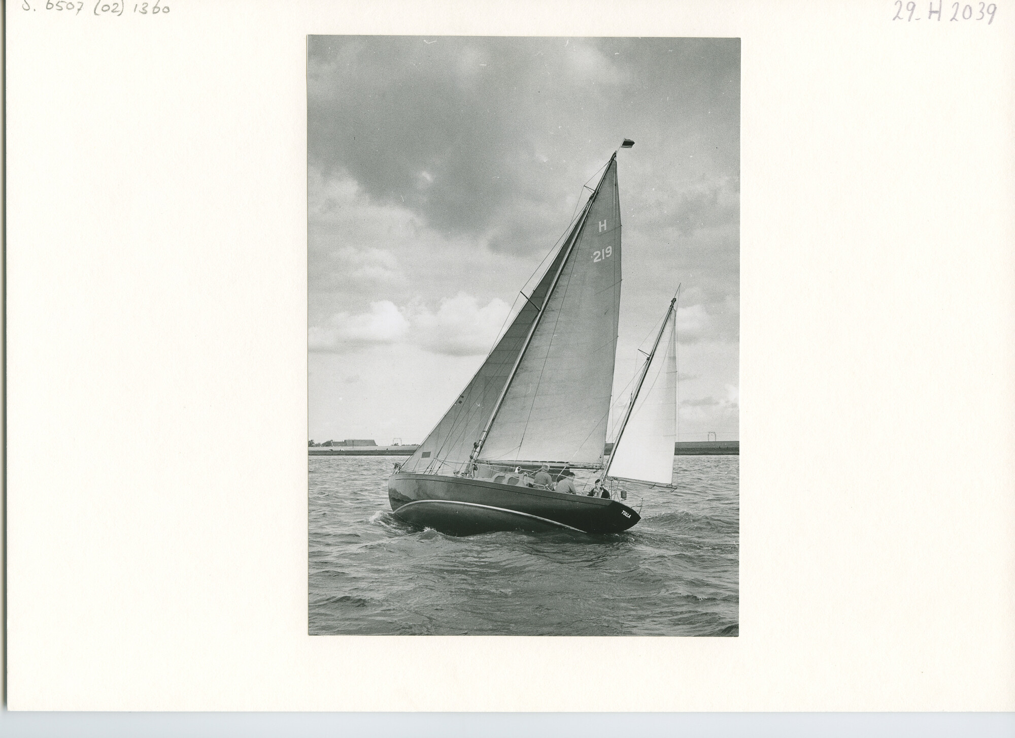 S.6507(02)1360.02; Zwart-wit foto van de stalen yawl 'Tulla' (H 219) van S. de Wit op de Nieuwe Waterweg; foto