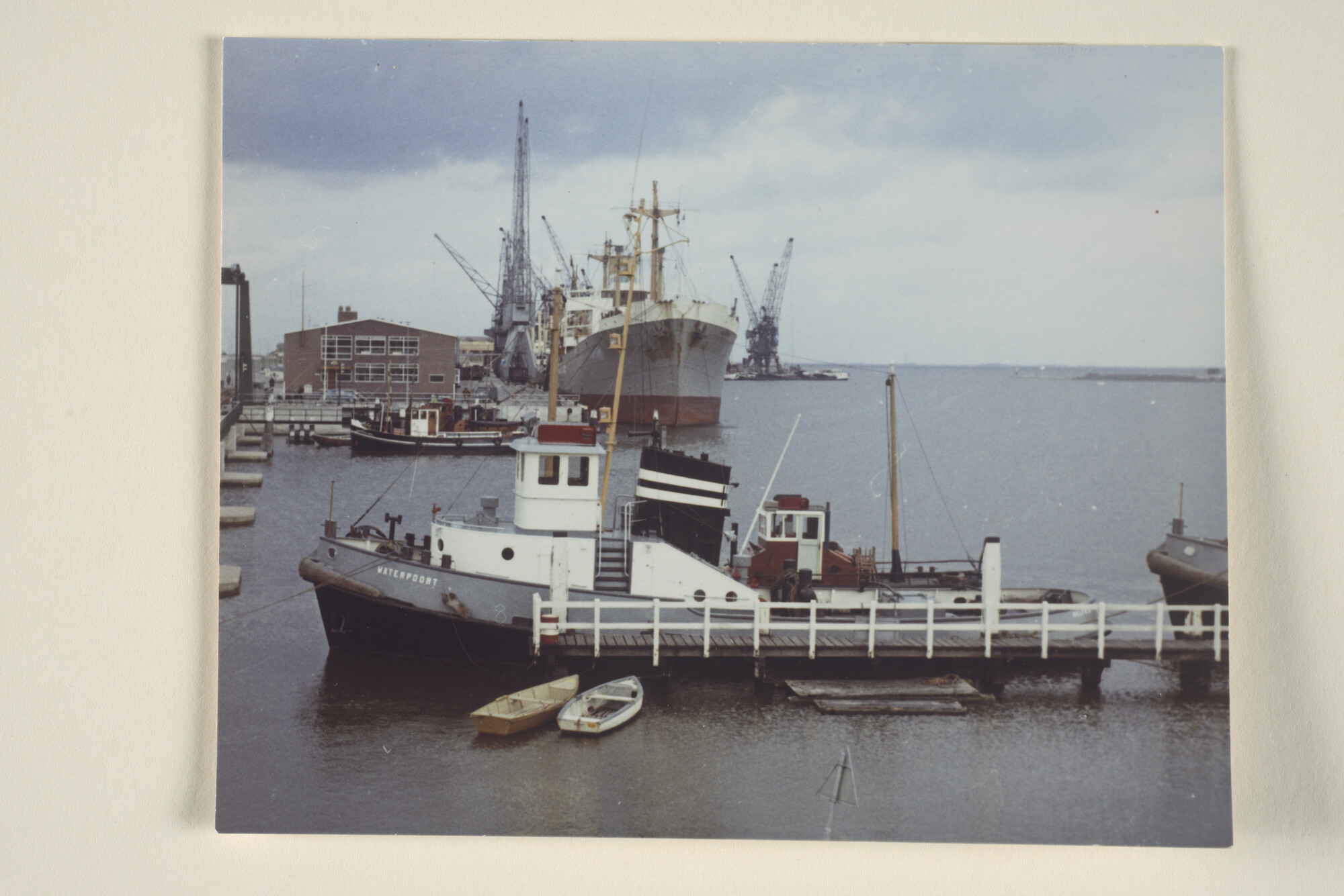 1996.1050; Kleurenfoto van de havensleepboot ms. 'Waterpoort' van E. Wagenborg' Scheepvaart & Expeditiebedrijf NV; foto