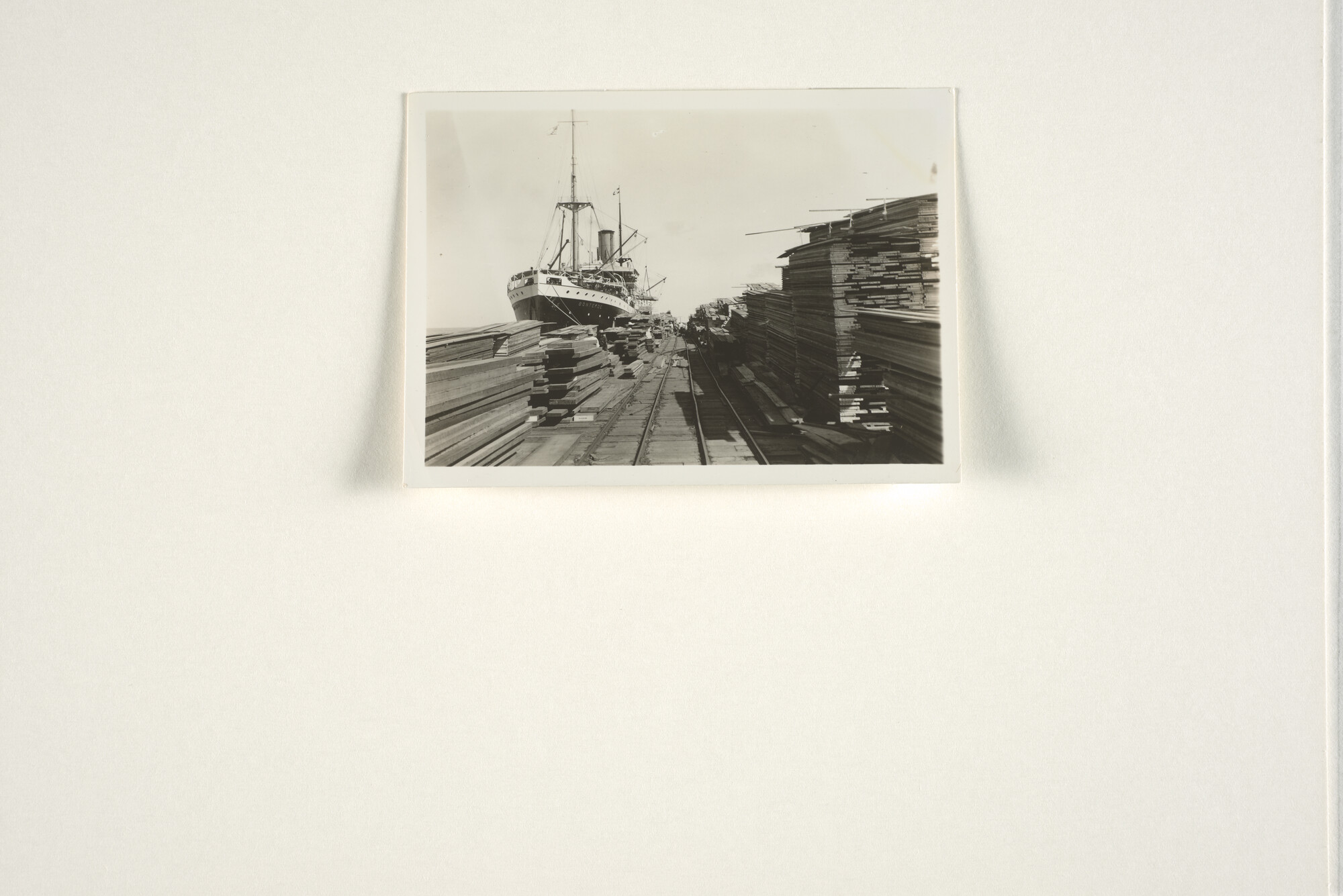 1994.1354; Fotos van het ss. Bontekoe aan de houtsteiger van de Findley Villar Timber [...]; fotoreportage