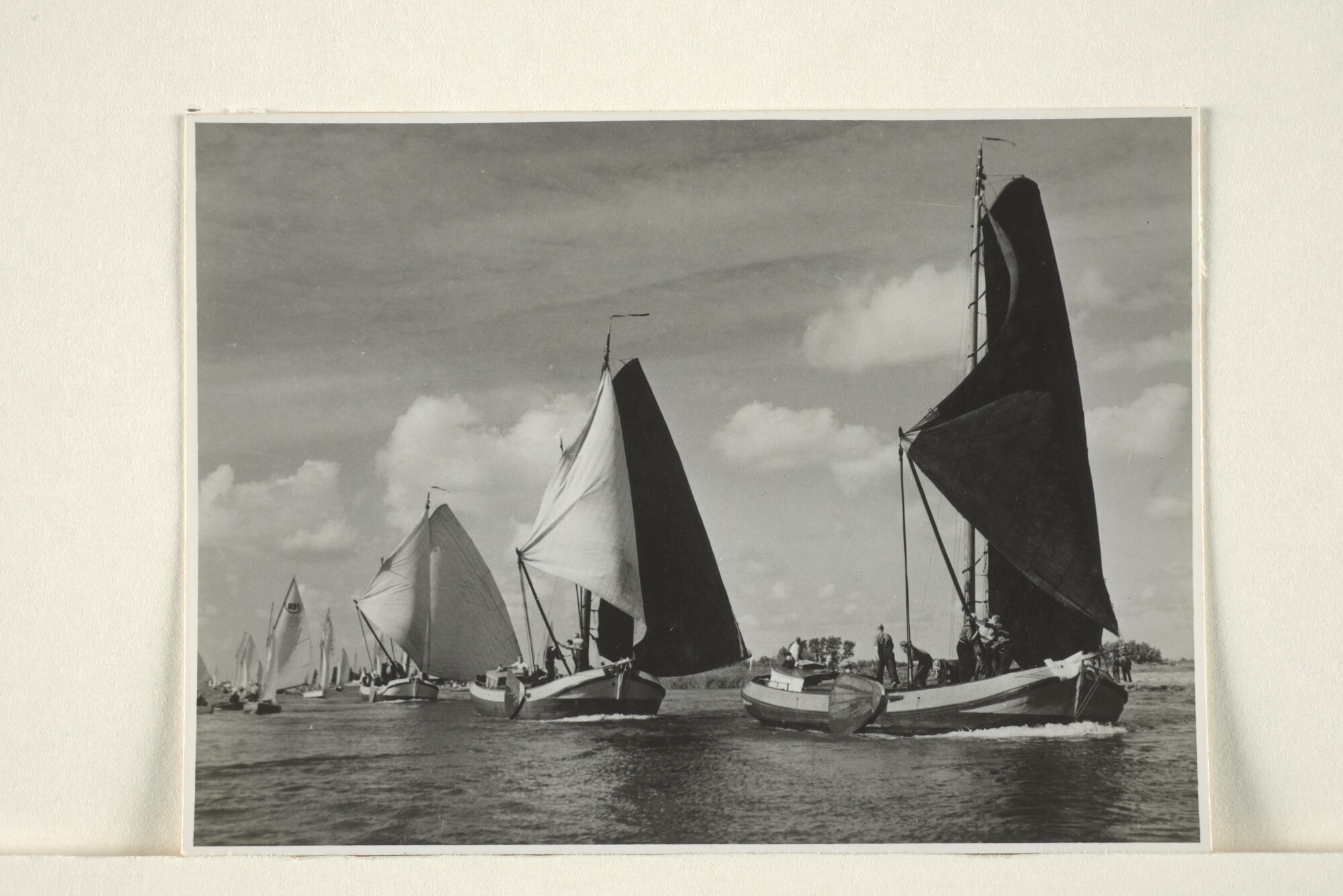 1997.1813; Skûtsjesilen in Friesland: de skûtsjes gaan voor de wind door een Fries [...]; foto