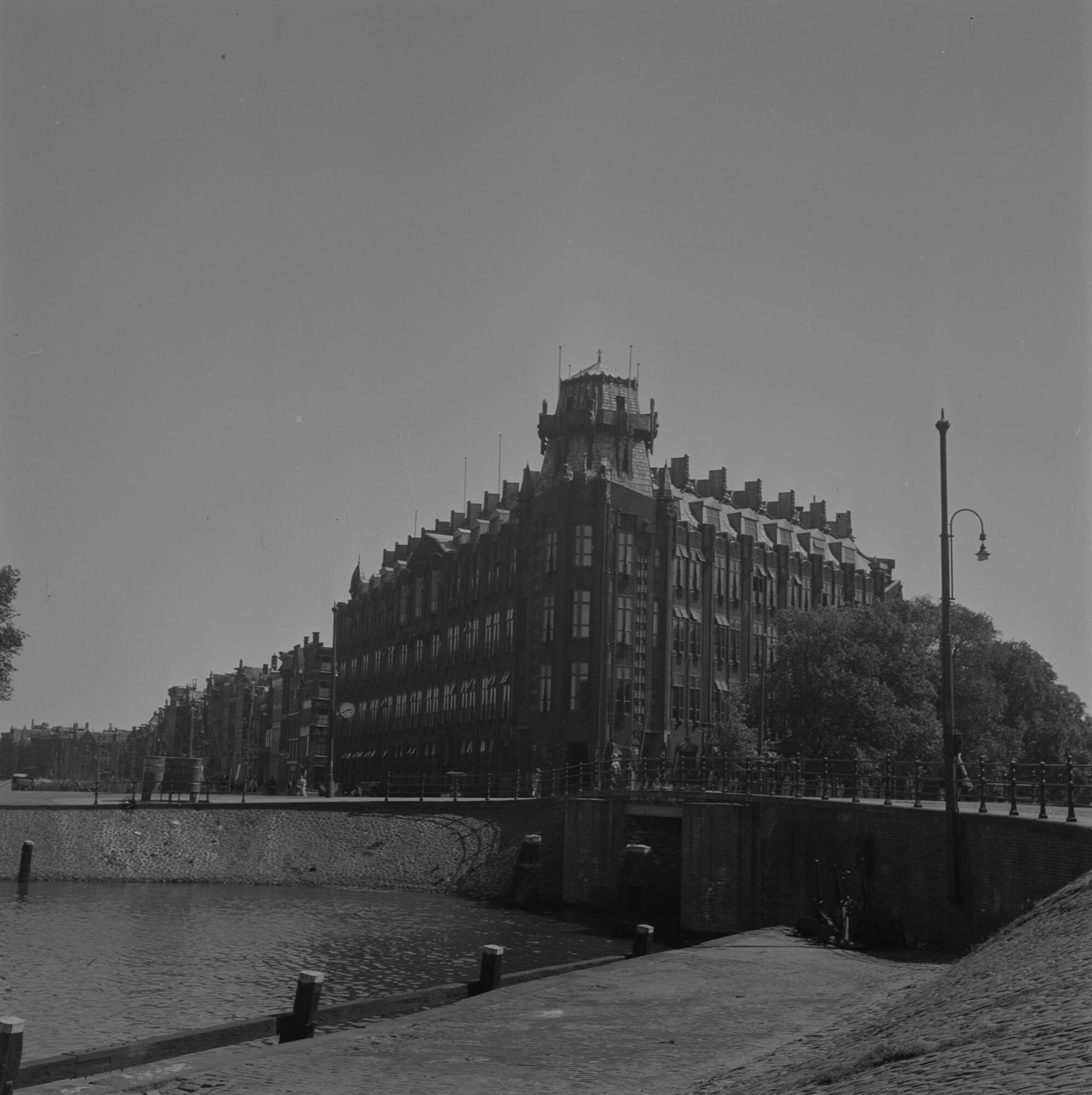 2015.2144; Negatief van het Scheepvaarthuis aan de Prins-Hendrikkade; negatief