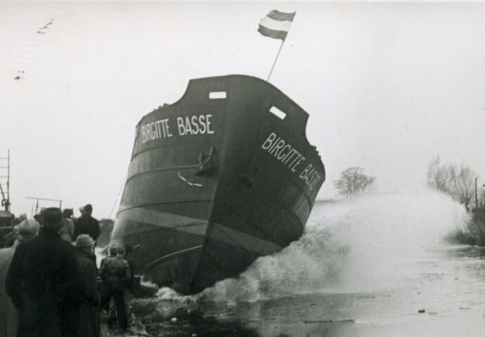 2001.1727; De tewaterlating van de Britse coaster ms. 'Birgitte Basse' bij Van Worst & Dutmer te Meppel, april 1953; foto