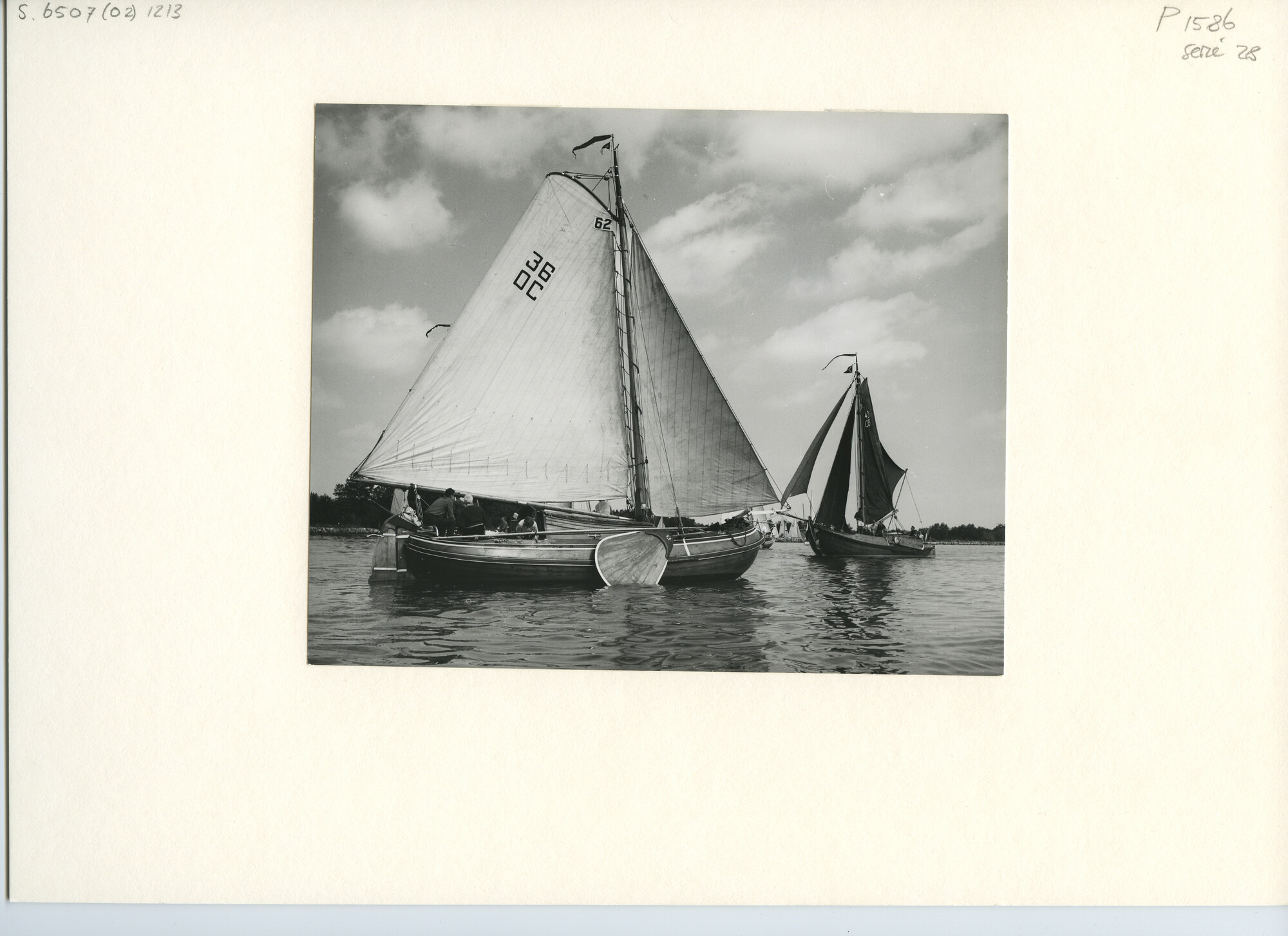 S.6507(02)1213.01; Zwart-wit foto van de een wedstrijd voor ronde en platbodemjachten op de Westeinderplassen, 1962; foto