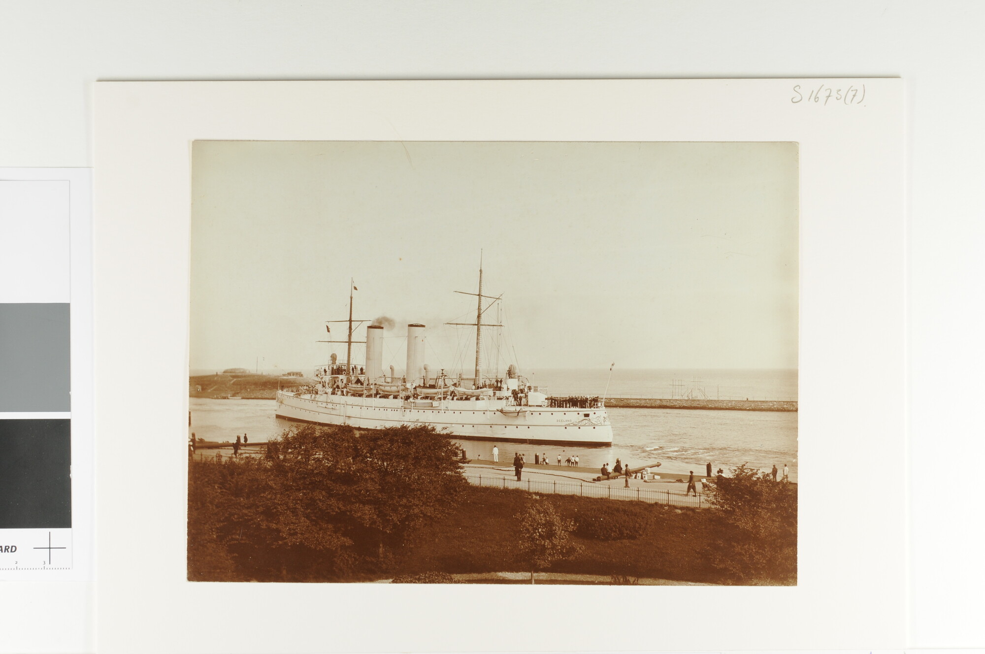 S.1673(07); Het pantserdekschip Hr.Ms. 'Zeeland' bij het vertrek uit het Nieuwe Diep (Den Helder); foto