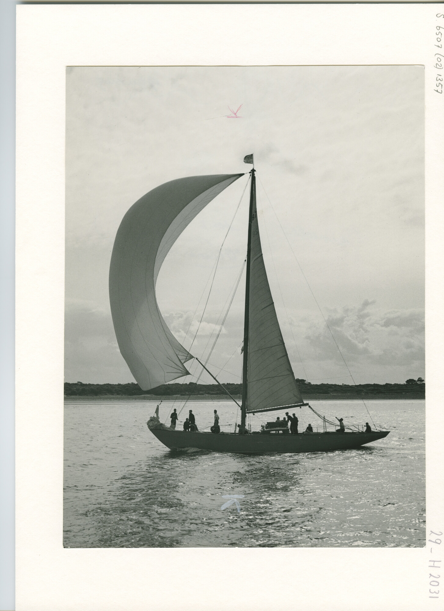 S.6507(02)1357.02; Zwart-wit foto van de torenkotter 'Olivier van Noort' (H 287) zeilend op de Nieuwe Waterweg tijdens wedstrijden; foto