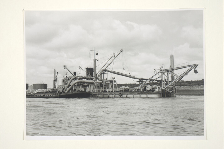 S.5219(12)0230; Foto's van de zandzuiger Sliedrecht XII in vol bedrijf op een rivier; fotoreportage