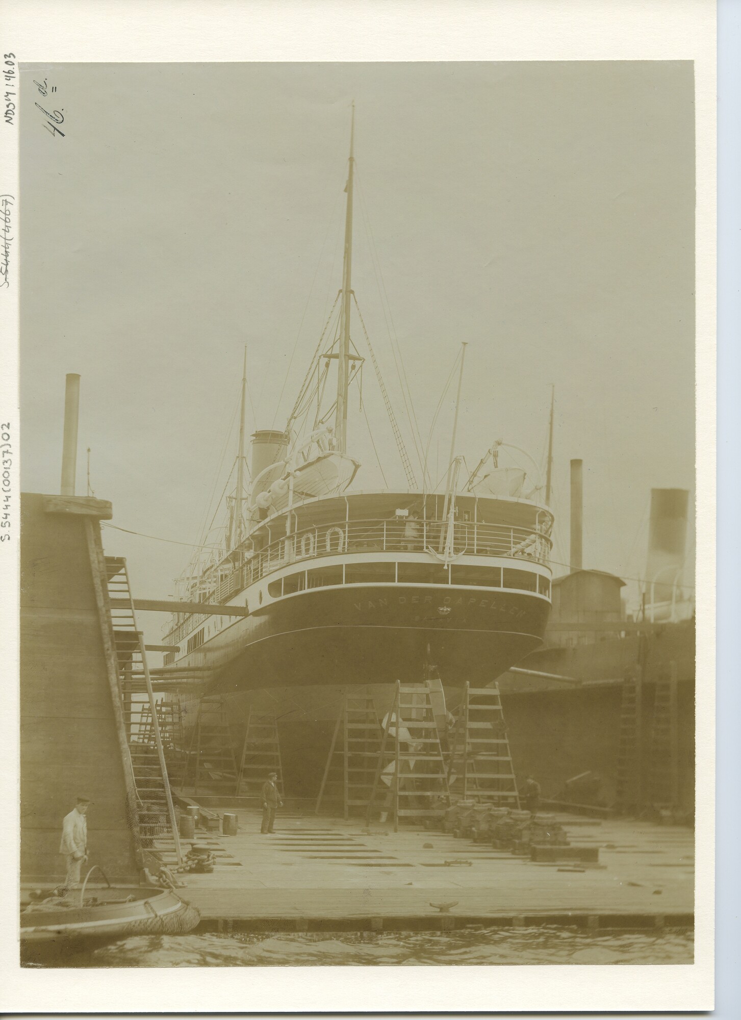 S.5444(0137)2; Foto van het vracht- en passagiersschip ss. Van der Capellen van de KPM in het droogdok; foto