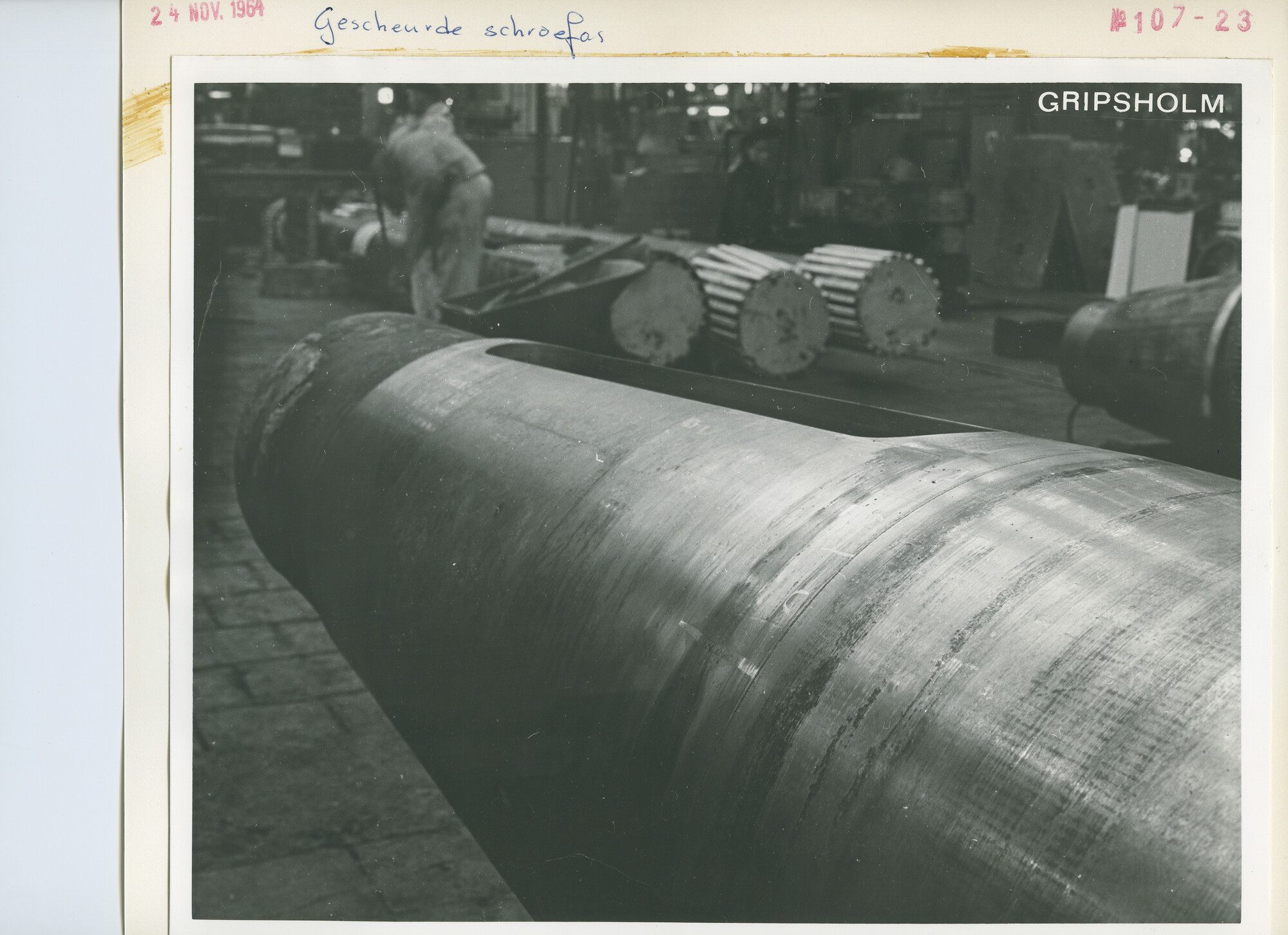 S.5444(4362)1; Foto van de gescheurde schroefas en cilinderdeksel van het Zweedse passagiersschip ms. Gripsholm; foto