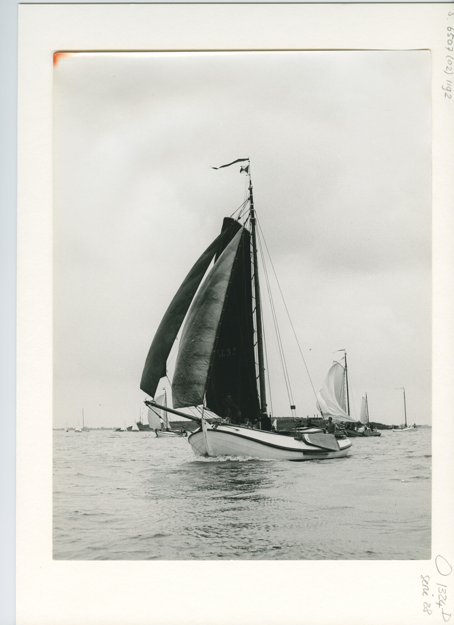 S.6507(02)1192.01; Zwart-wit foto van de start van ronde en platbodemjachten tijdens de Hollandweek II.; foto